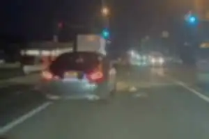 古い汚れた日産の黒のフーガ？でしょうか、
後ろから急接近してきて、左車線から追い抜きを行い、
前に割り込んだ後に謎の急ブレーキをかけてきました。
また急加速して牛島跨線橋の先で右折していきました。