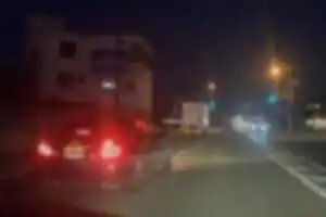 古い汚れた日産の黒のフーガ？でしょうか、
後ろから急接近してきて、左車線から追い抜きを行い、
前に割り込んだ後に謎の急ブレーキをかけてきました。
また急加速して牛島跨線橋の先で右折していきました。