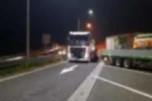 倉敷ナンバー
akimto運送の運転手さん
そこ通路ですが…
足あげて堂々と駐車して
さぞエエ気分でしょうなw