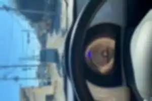 水色のスペーシア
T字路でこちらが直進していて向こうは右折してきた、反対車線の車でみえなかったのかぶつかるところだった。見通しが悪いわけではないのに危険な運転。朝10時ごろ。出勤前に嫌な思いをした。運転者は中年の女性。ゆくるコーヒー店に入って行った。