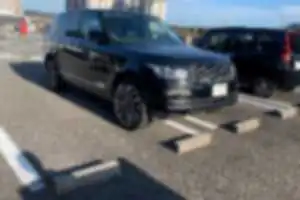 西神エリアは高級車乗りが多いから、
大人しく乗ってたんじゃ目立てないし、
つまらないのかな。

ステキなレンジローバーが
2台分のスペースを占領してた。

クルマは一流、乗り手は三流。