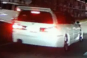 変な太いマフラーをつけた白の旧型（初代）ステージア。
前方車輌との距離は詰め続け、また車線変更の時には、点いたか分からないほど一瞬しかウィンカーを出さない。