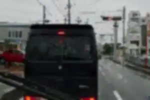 嫌がらせ運転
信号手前でわざととまり、来させないようにする。
わざとブレーキを何度も踏み煽り運転。

写真を撮ったところ路肩に止め追いかけてきた