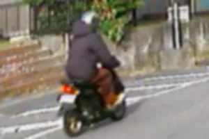 西の方からここを曲がって来る黒のホンダ ライブディオZX。毎日この周辺で擦れ違うが、今どき原付スクーターに変なマフラーつけていてうるさい。