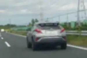 トヨタC-HR
空いている常磐道の追い越し車線を長時間走り続ける。
追い越し車線の車線規制時には、車線が無くなるギリギリで割り込み非情に危険で迷惑運転。
他にを他社の前に割り込み速度を上げず妨害運転している、我物顔ドライバー(おばさん)
危険で迷惑なのでやめてほしいし近寄らないほうがいい。
5年前くらいのC-HR
5人乗りの車に
1人で運転