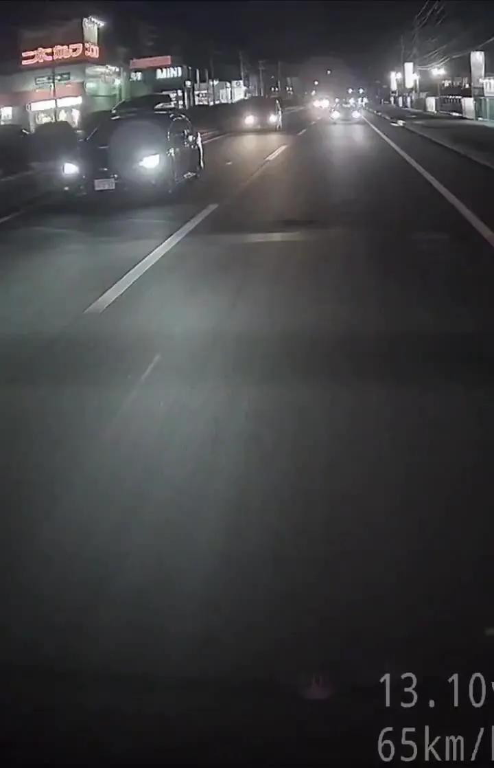 最近のドライブレコーダーは良く出来ていると思う。
夜間でも煽り運転して来たドライバーの顔や同乗者の顔までよく映っている。
夜間でも後方カメラがこんなにハッキリ映ってる事知らないから夜だと平気で煽り運転してんだろうな．．．(因みに、オリジナル映像は圧縮してないのでもっと良く映ってます)