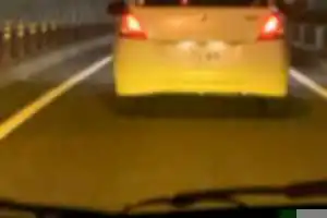 関鉄水戸タクシー。対向車線を走行。すれ違い時に見たらドライバーは下を向いて運転してました。そりゃはみ出るわ。タクシードライバーの高齢化問題はなんとかして欲しい。本人も生活があるだろうから、運転をしない業務に回して欲しい。