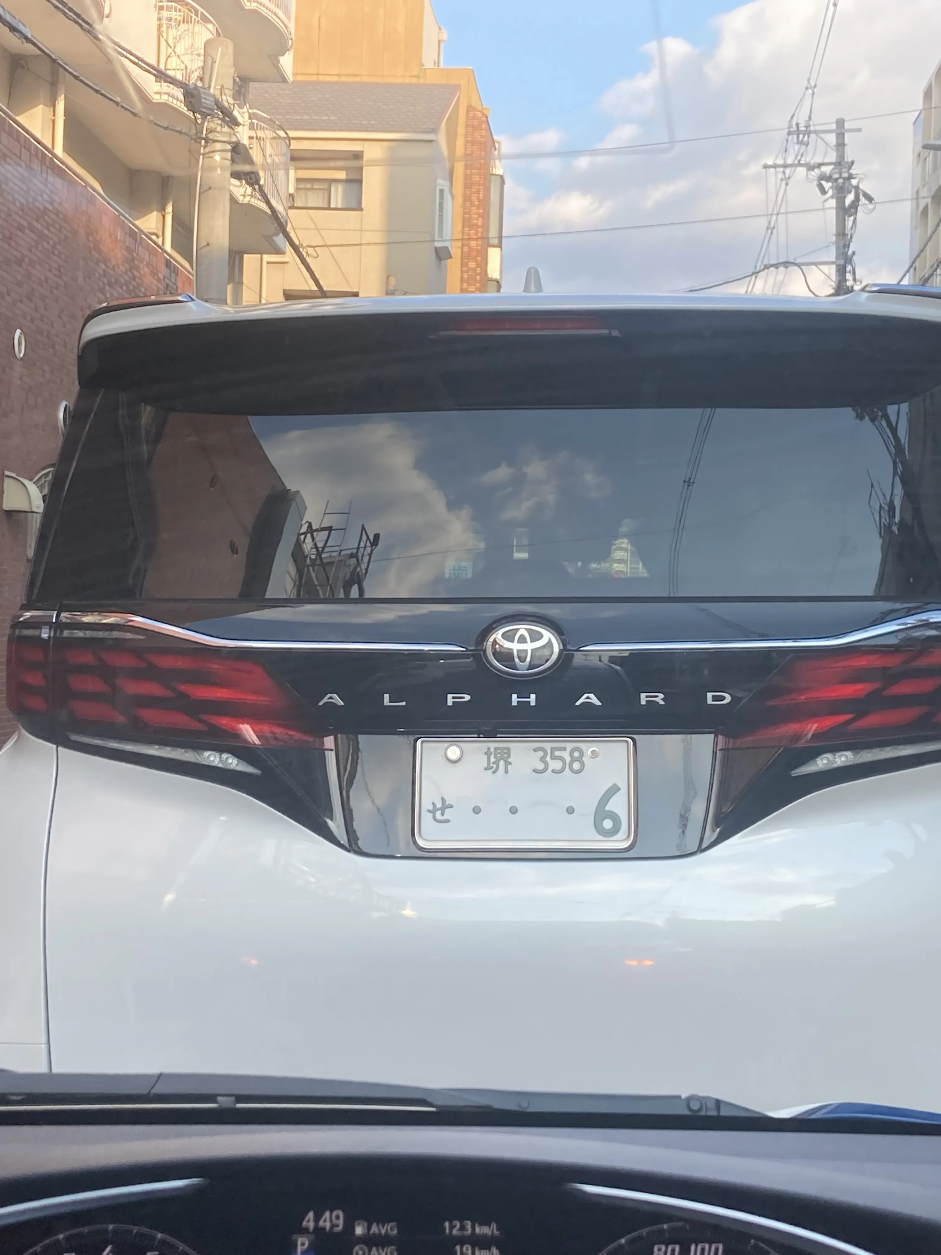 停車していたら狭い車と車の間に駐車して来た。この車の運転手が帰って来るまで出れなくなった。