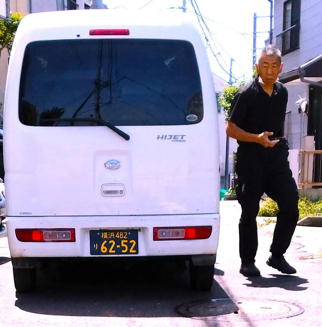 ５月１７日　横浜市西区の住宅街です。
ア○ゾ○の荷物をたくさん積んだ軽自動車が
乗用車１台だけがやっと通れるくらいの
細い路地を猛スピードで歩行者にエンジンを
猛烈に吹かし煽りながら運転していました。
それだけではなく驚いて見ていた歩行者に対して
なんと降りてきて、なに見てんだと凄んでいました。
公益のためドライバーを含めて公開させてもらいます。
ア○ゾ○のドライバーは大手運送会社とは
全く異なりウー○ー○ーツなんかと同じで
面接もなく誰でもできるようです。
なので前○者でも可能な仕事ということです。
まあ　画像を見ると前○者といった感じで
納得できます。
ア○ゾ○はもともと無責任の寄せ集め会社
なので配送管理などは行う気もないようです。
ウー○ー○ーツも同様ですね。
事故はもちろんひき逃げや当て逃げといったことが
これから激増することでしょう。
私は横浜市民ではありませんが、
横浜市民の皆様こんな輩ドライバーが、
車両を凶器のように使って
住宅街を暴走していますのでご注意ください。