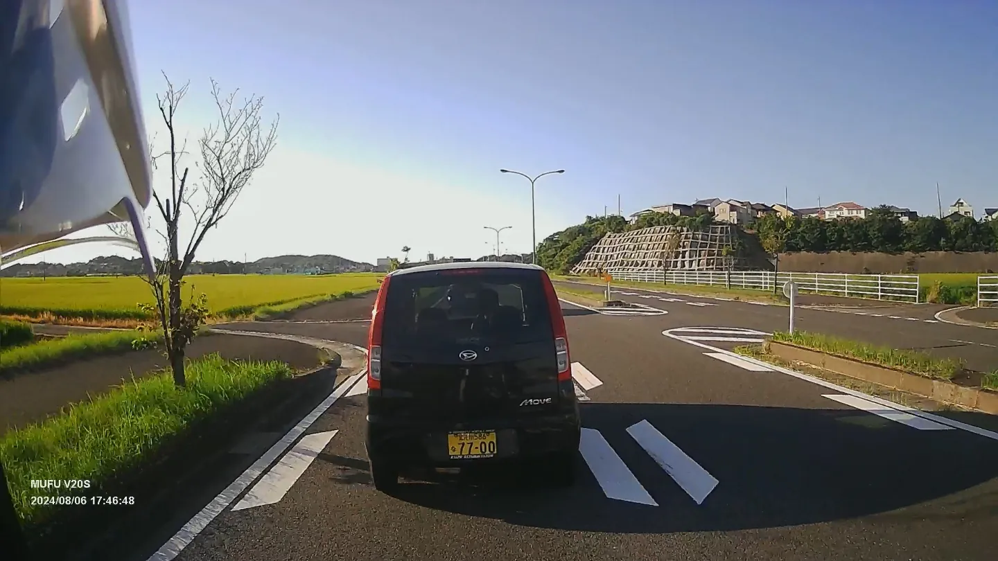 ウインカー1回点滅するかしないかのタイミングでバイクの前へ急な車線変更。