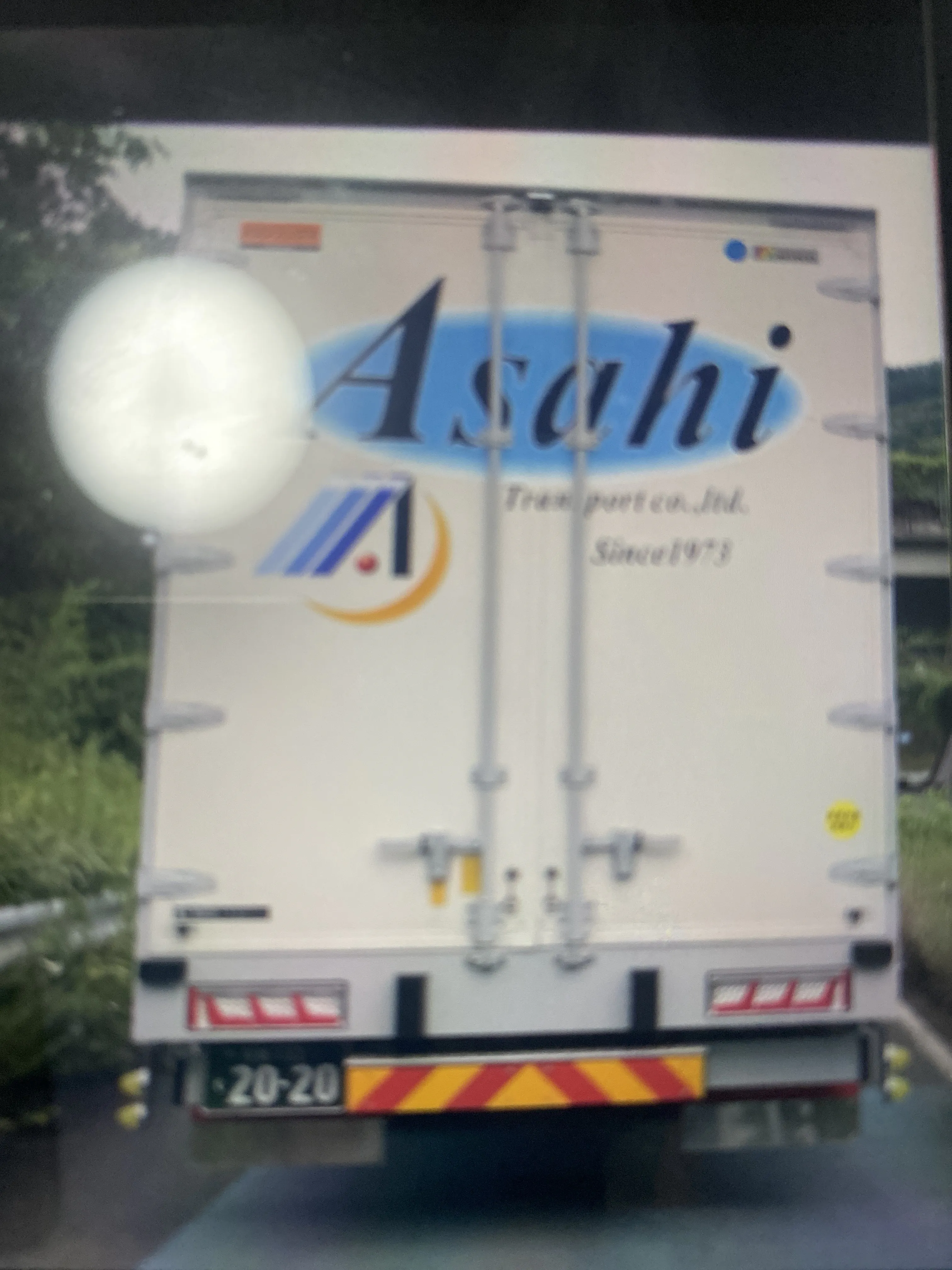 50km制限の道路でずっと20〜30kmで走ってる。
頻繁にブレーキを踏む。
最初は3台しかいなかった車もこのトラックのせいで15台ぐらいできてて渋滞していた。