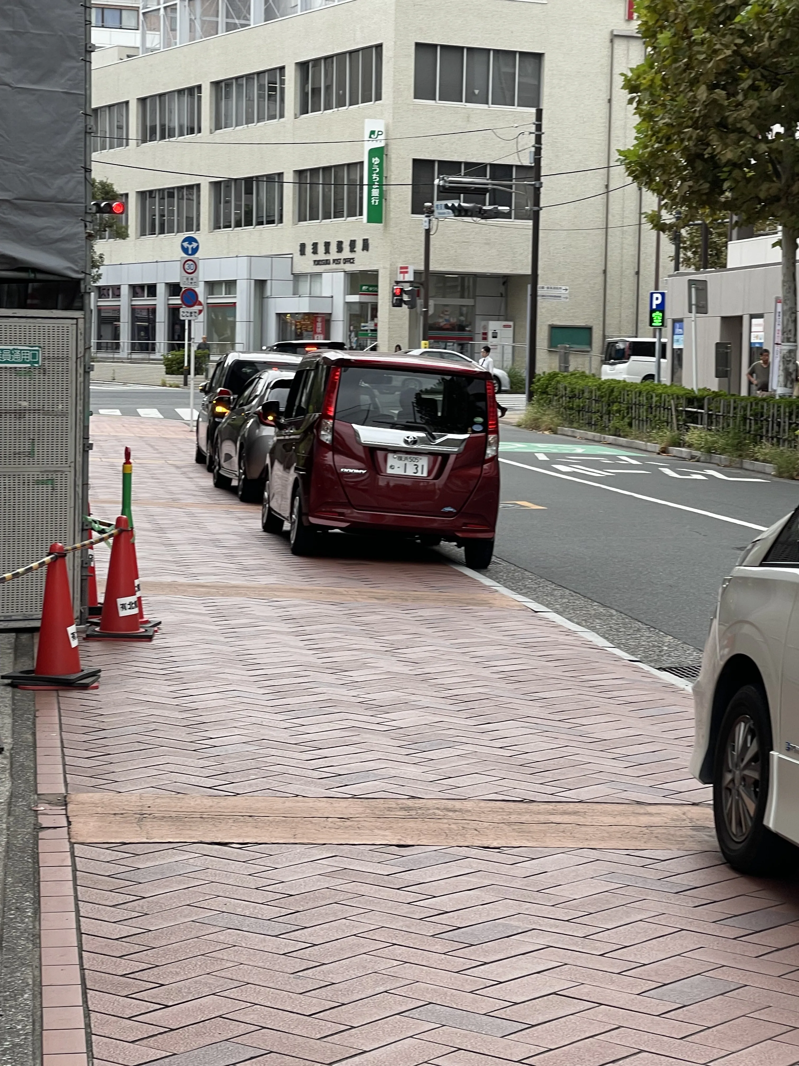 信号のない横断歩道を歩いて渡っていたところ『ちんたら歩いてんじゃねえ！殺すぞ！』と罵声を浴びせられました。その後、違法駐車をしていたため通報済みです。