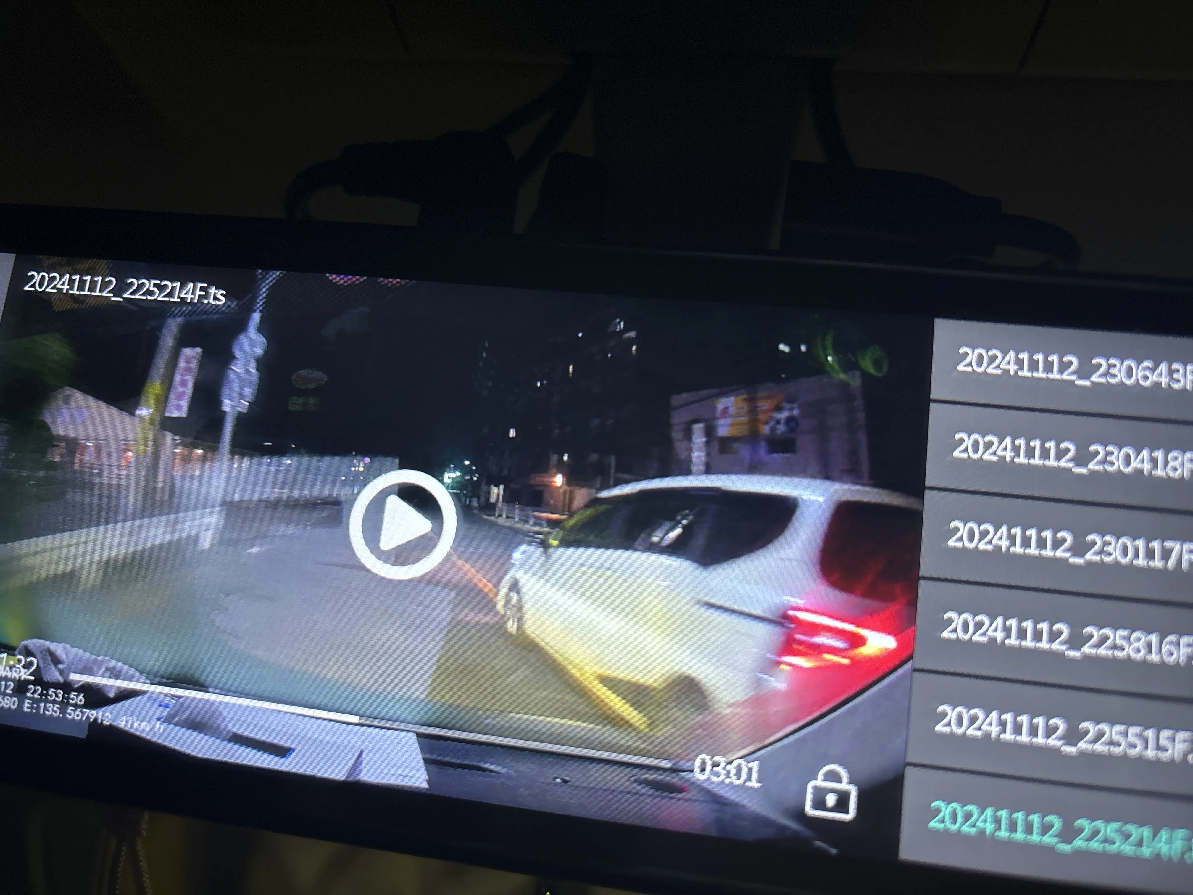 11月12日23時頃堺大和高田線の恵我ノ荘駅付近にて私がメーター45キロ実速39キロ前後にて走行中自動車専用道路にて旧型シエンタが追い越しのための右側部分のはみ出し禁止されている部分での追い越し。その為クラクションをならすと40キロ制限の道路を実速18キロで走行しだす（その後東除川に掛かる橋付近まで続く）。ひらがな種別は確認出来かった為511わで投稿します