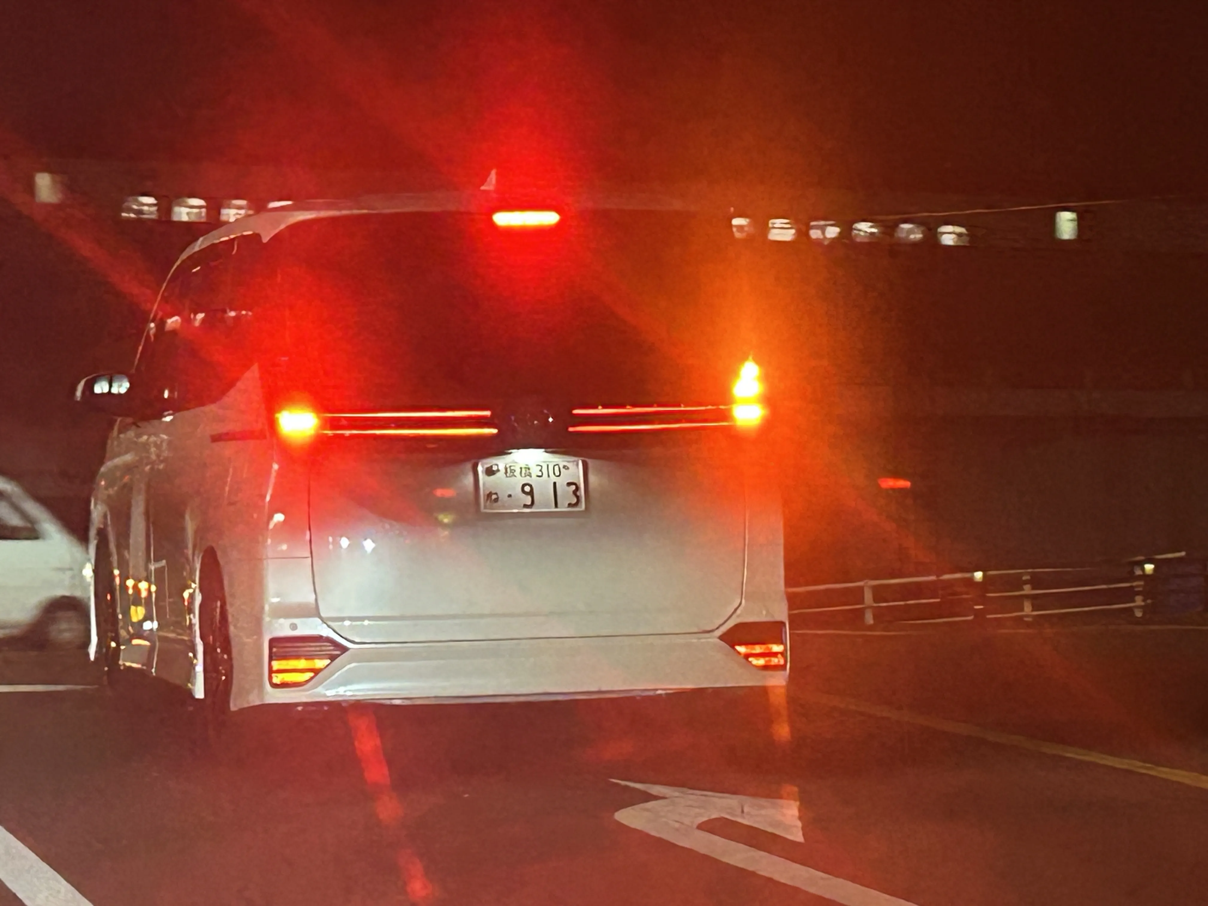 40km道路で追い越し禁止車線で4〜50kmで走行していた所、後ろから煽られ追い越し禁止車線にも関わらず反対車線に入り込み追い越しをして行きました。