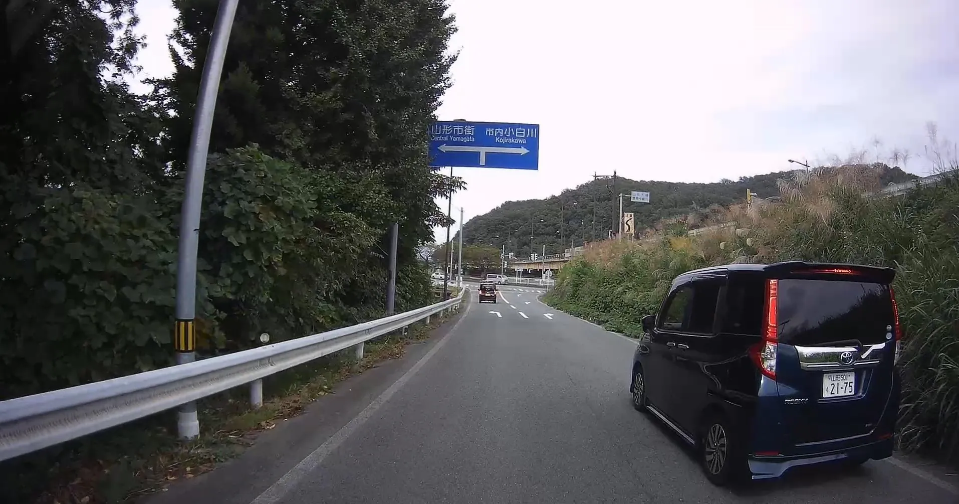 2024年9月28日正午頃、国道13号を走行中に小白川方面へ降りる途中にて急ブレーキと進路妨害を受け、その後証拠残しでスマートフォンにて横並びの際に撮影するとそのまま相手はこちらの方へ進路変更をし追尾してきました。
間後ろに着かれると煽り運転を始め山形北高方面から山形大学まで路地を約３km走り回ったところで追尾を辞め走り抜けて行きました。
途中相手は信号無視にて追いかけてきているので完全な道交法違反を繰り返しています。
車種は2016年か2017年式のトヨタ ルーミーでTRDのエアロが装着されており、ダッシュボードにフィギュアが鎮座されているのが特徴です。
最近典型的になりつつある悪質極まりないドライバーと同じですが、♀ドライバーとはなんとも肝が据わってるなと...
山形でもこういう輩がここ最近は増えてきているのでお気をつけ下さい。