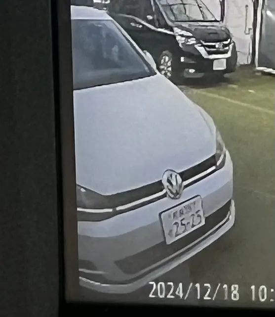 スイーツ屋さんの駐車場で、当て逃げにあいました。 同じスイーツ屋さんに居てたのに当て逃げしてそのまま逃げました。 見つけたいので情報お願いします。  車種は、ワーゲンゴルフ。