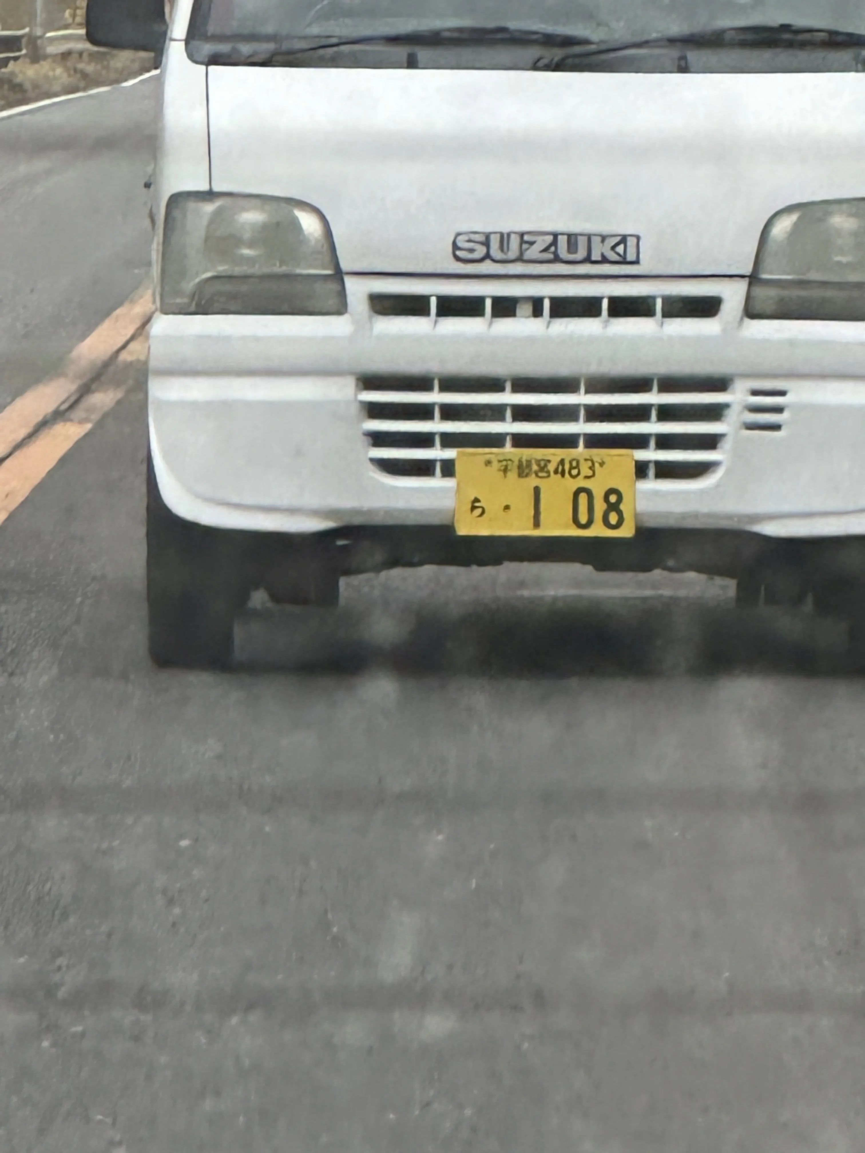 前が詰まってるにも関わらず、車間を詰めたり蛇行を繰り返したりする煽り運転。
色黒短髪のチンピラ風男が運転。