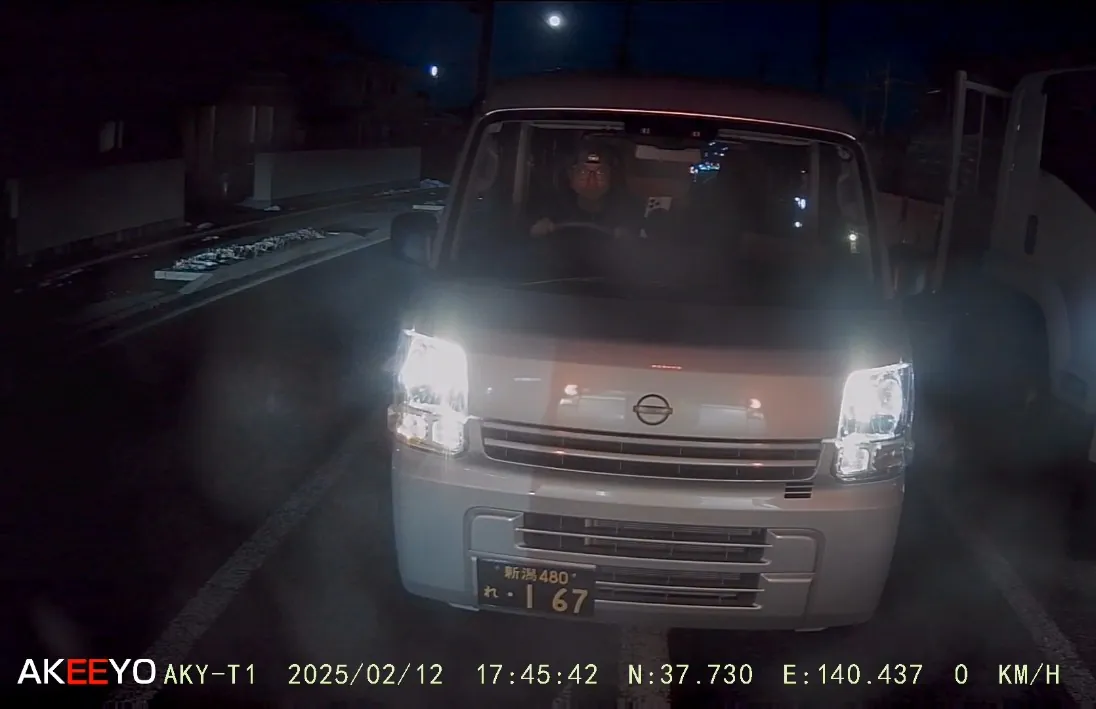 走行時はビタ付け、信号停止時は当たるギリギリまで詰める
路面凍結してるのに当たったらどうするんだ…