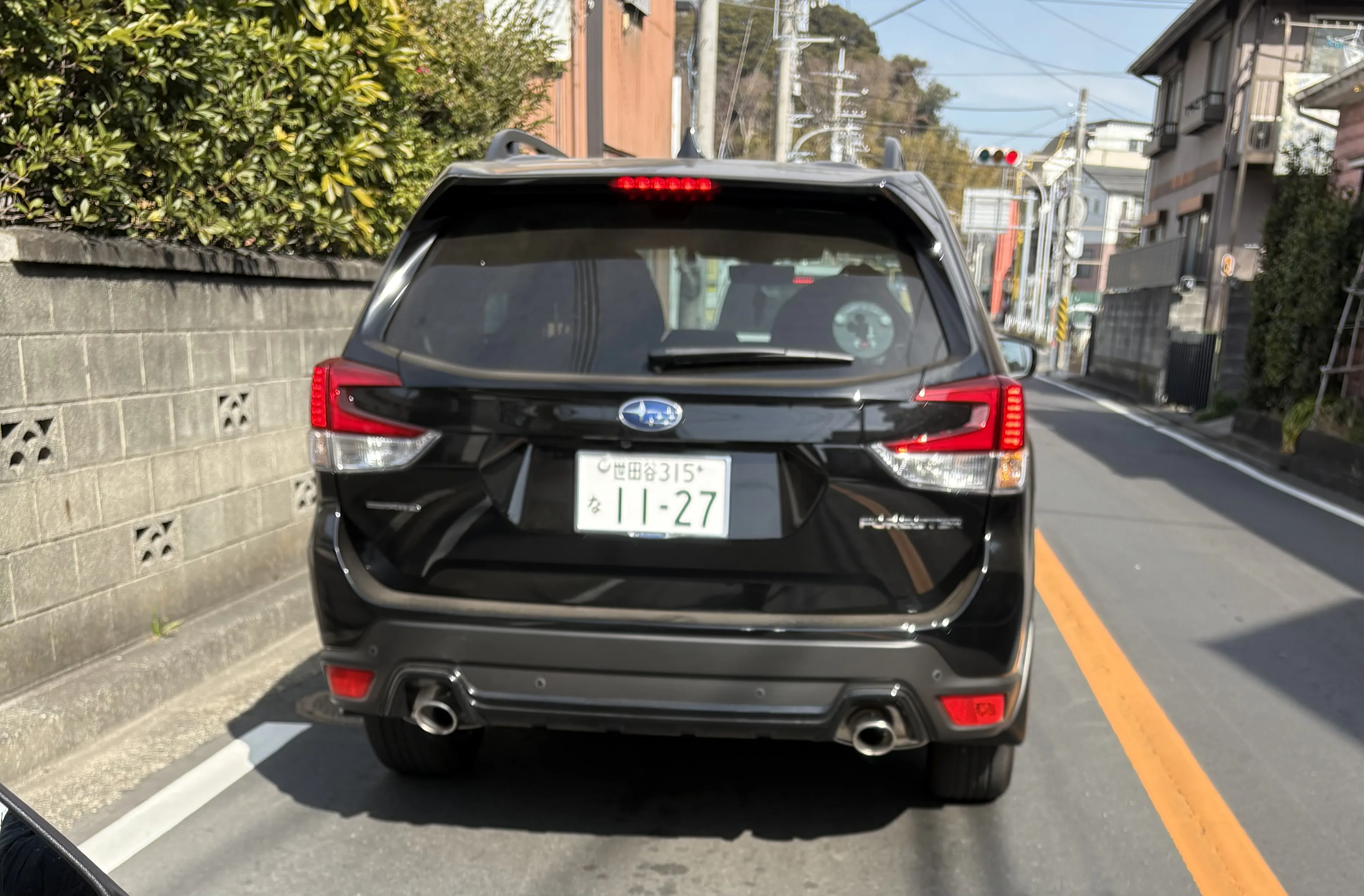 バイクで信号待ちの為左側に寄って先頭で停車していた所、後方から接近してこちらが発信するタイミングで無理矢理追い越してきてあと数CMで追突されていました。
※道路は黄色実線です。