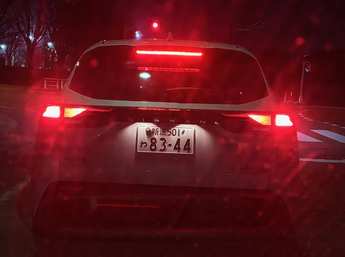 スタジアムの駐車場を出てきた車。
私の車が来ているのに出てきやがった。どこを見ているんだ？
こういう奴は普段から一時停止をしていないんだろうと思う。

…っていうかさ、「わ」ナンバーじゃん。