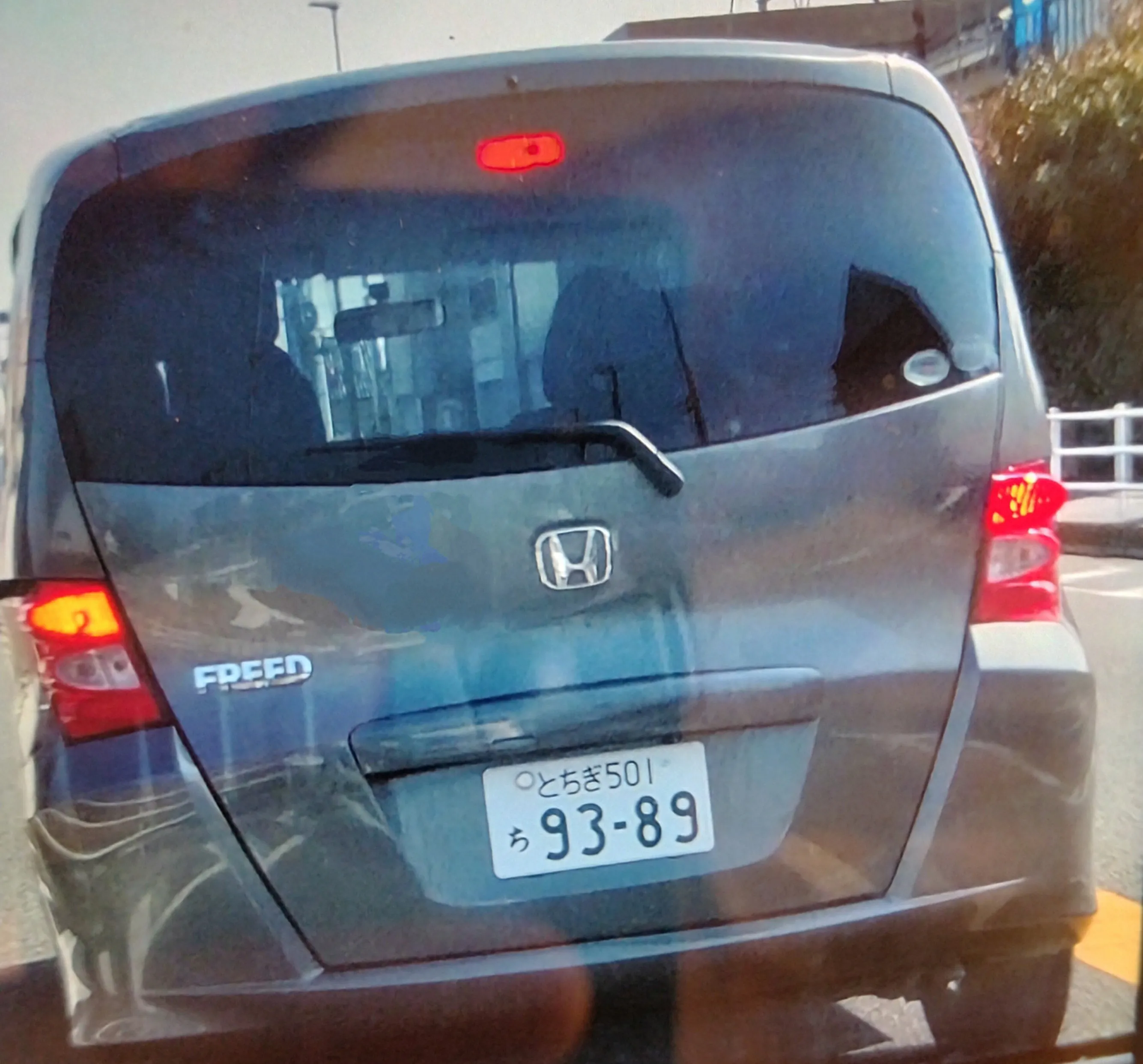 直進方向に走行中店の駐車場から出てきて車間[1メートル位で］危なかった為急ブレーキとホーンを鳴らした途端、道路のど真ん中で停車窓から若い女[20から30歳］が運転席の窓から顔出しと中指を立てらたれました。この型落ちフリードを見た方は気を付けて下さい。