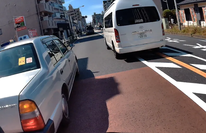 追い越し禁止場所で、前方に駐車車両がありこちらが追い越ししようとしているところを、幅すれすれで無理に追い越し。いつか重大事故を起こす。