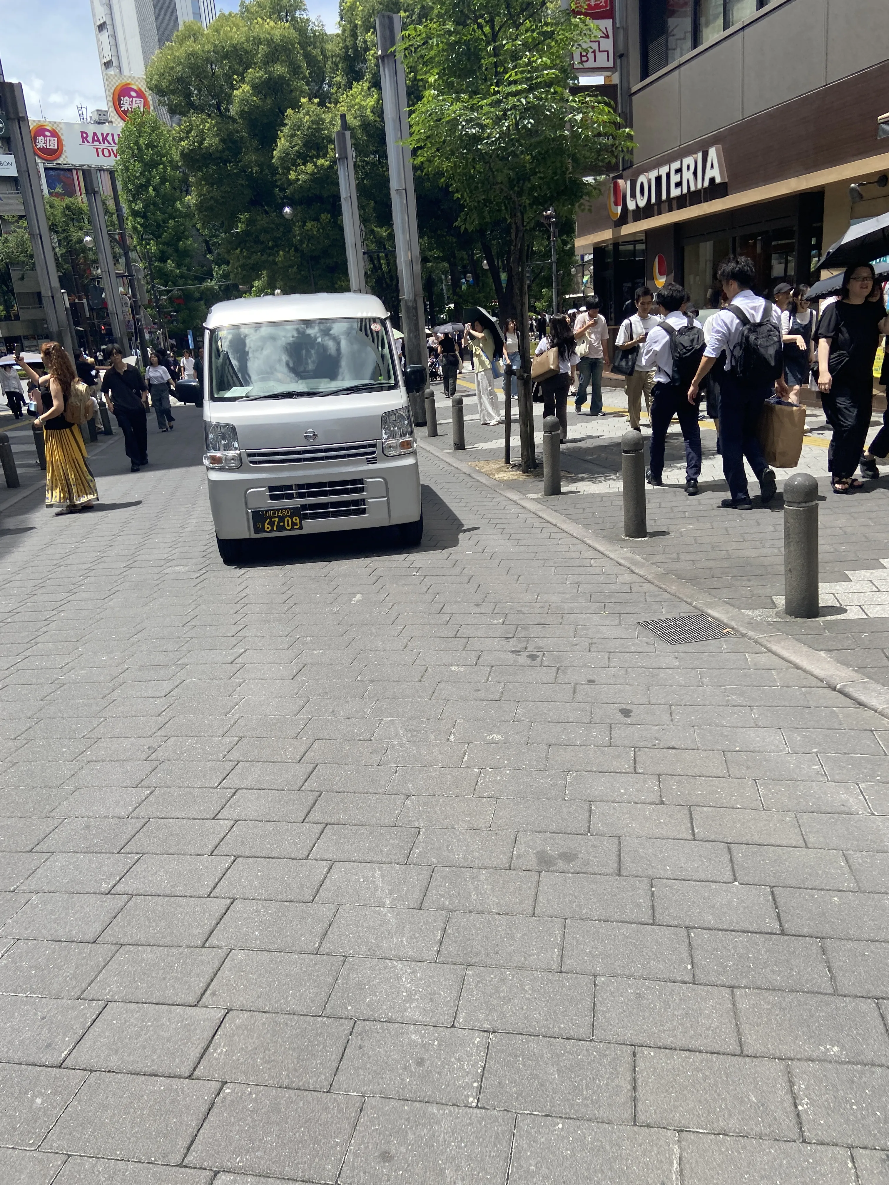 サンシャイン通りを歩行中、無理に進み曲がる直前で当たりましたが、そのまま曲がっていきました