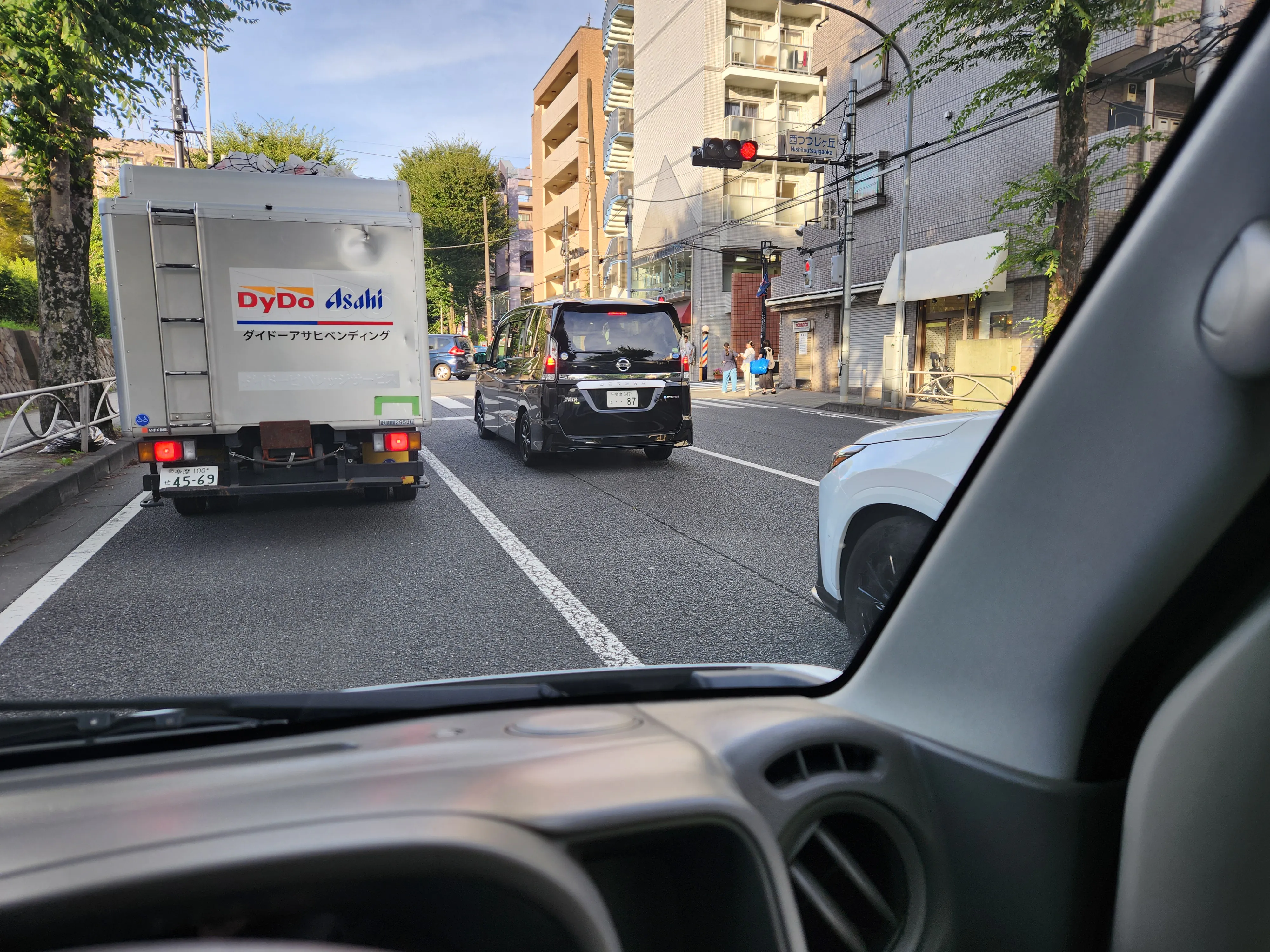 信号待ち減速時の幅寄せ、割り込み未遂