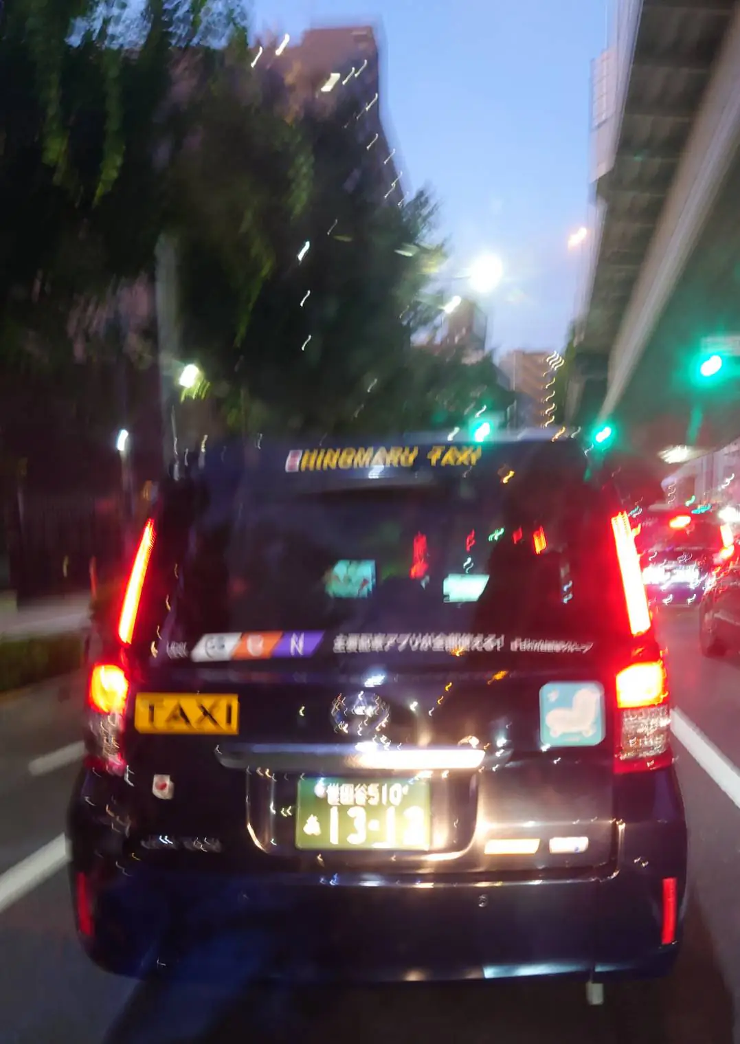 右車線から左車線に強引な割り込みをされ、急ブレーキせざるを得ない状況に。ハザードの一つもなければ、停車した際に声かけしても申し訳なさそうな素振りすらない二種免許持ちとは思えない運転。