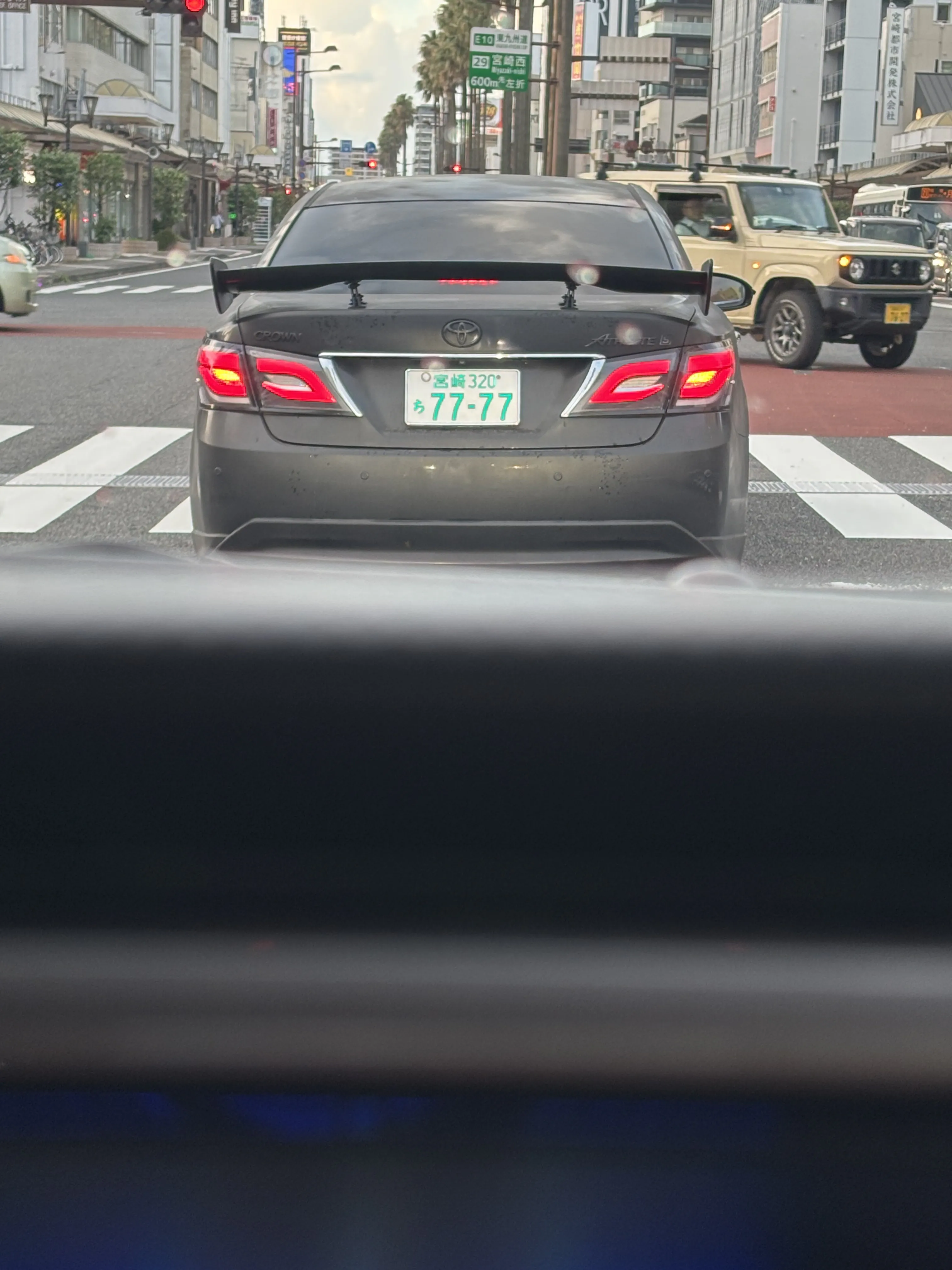 車間距離も近い。
壊れてんのか？ってくらい車線変更だろうが右左折だろうがウィンカー出さない。めちゃくちゃ割り込み。
汚っっったねぇ自家塗装マットブラック。
車高の高さはいい。ホイールは純正？社外品でそんなツラウチならセンスとか以前の話。
汎用GTウィングはホムセンステーじゃないだけマシか。フロントリップも汎用品。何故か左に右用付けてるせいでサイドに着くはずのカナードがバンパー前でフラップになってる。おツムが心配である。あ、左右がどっちか分からんからウィンカー出せないのか！と今気づいた。紫色のフォグに、ヘッドライトのアイラインは虹色。今どきゲーミングPCでももっとカッコイイ光り方すんべ。フロント3面はゴーストフィルム。リア3面は真っ黒フィルム。
スピーカーは爆音。
運転はフラフラ。
停止線は横断歩道の上。
しょぼい違法改造に、交通法規無視。無免許の可能性も。
近づかないのが1番です。