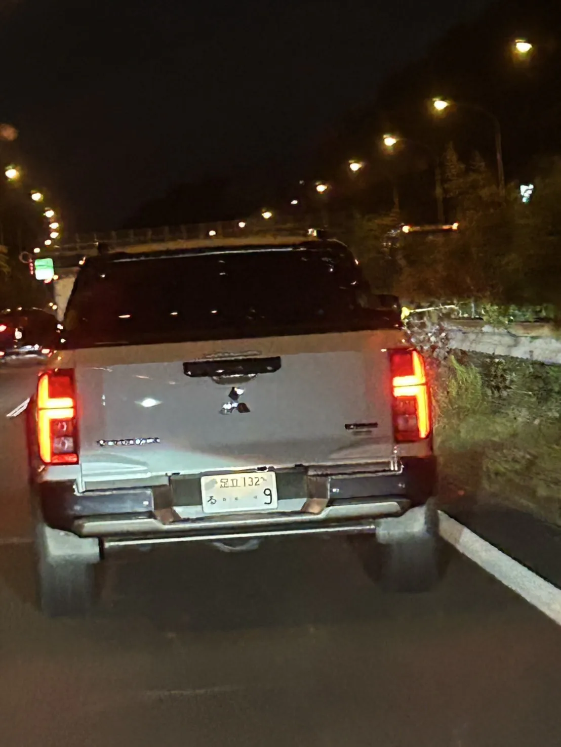 東名高速下りで追越車線をハイビームのまま前方車の後ろにピッタリくっつくトライトン。
前方車が車線変更すると更に前の車に同じことを繰り返す。