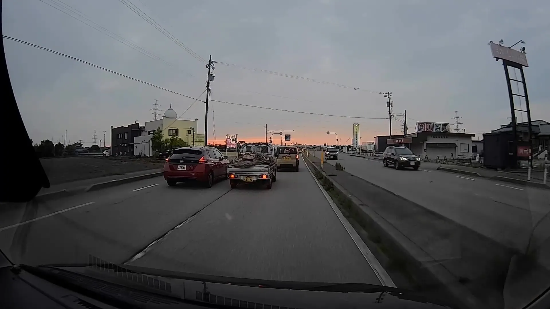 前の車をずっと煽っていた。車線もはみ出しており、危険すぎる運転だった。