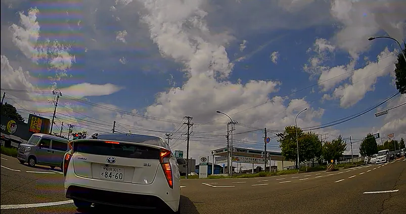 右折レーンで矢印信号で前の車いないのにも関わらず発信せず後ろの車両への進路妨害。
しかも二回連続で。後ろの方の車両からクラクションならされて発信。