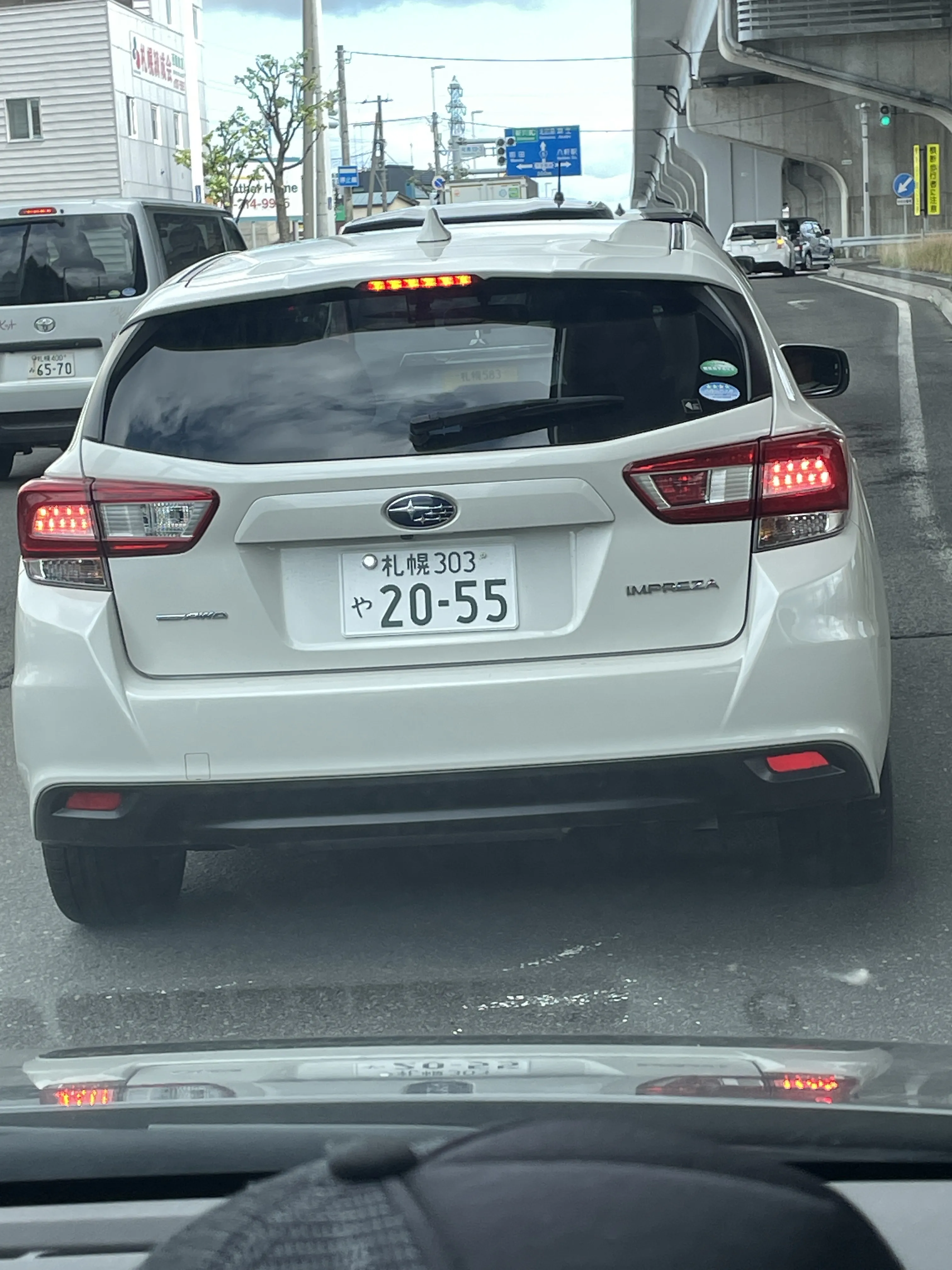 新道で車線変更をしたかったのか、左車線から横並びにいてウインカーは見えず、どんどん近づいてきて、ぶつかりそうになって気づいて、無理やりこちらにスピードを下げさせて入ってきた