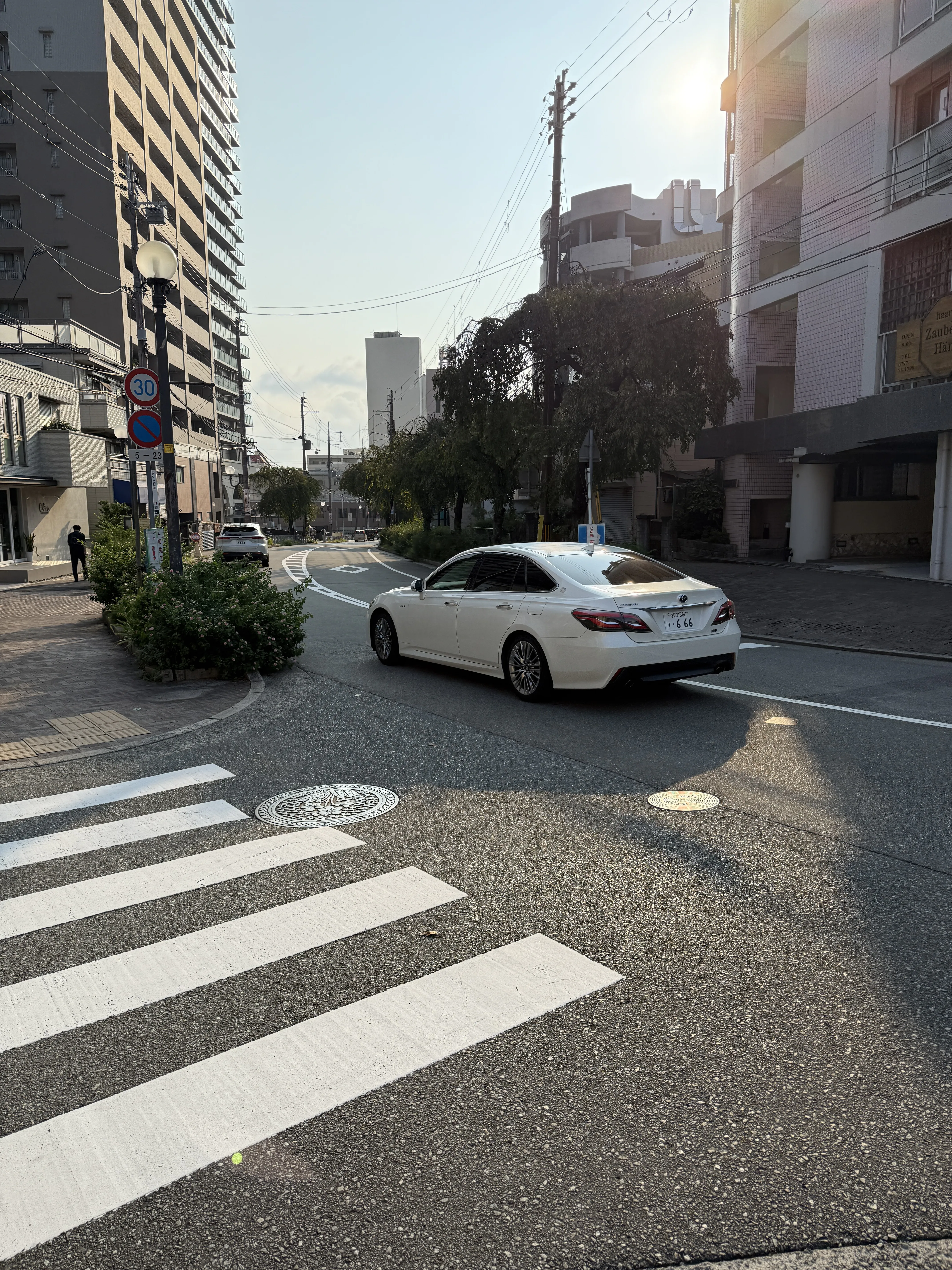 宝塚南口駅の近くで止まれ&横断歩道を歩いていた所、故意に轢かれそうになり、もちろん謝らずにニヤニヤしながら浅黒い貧乏そうなおっさんが走り去りました