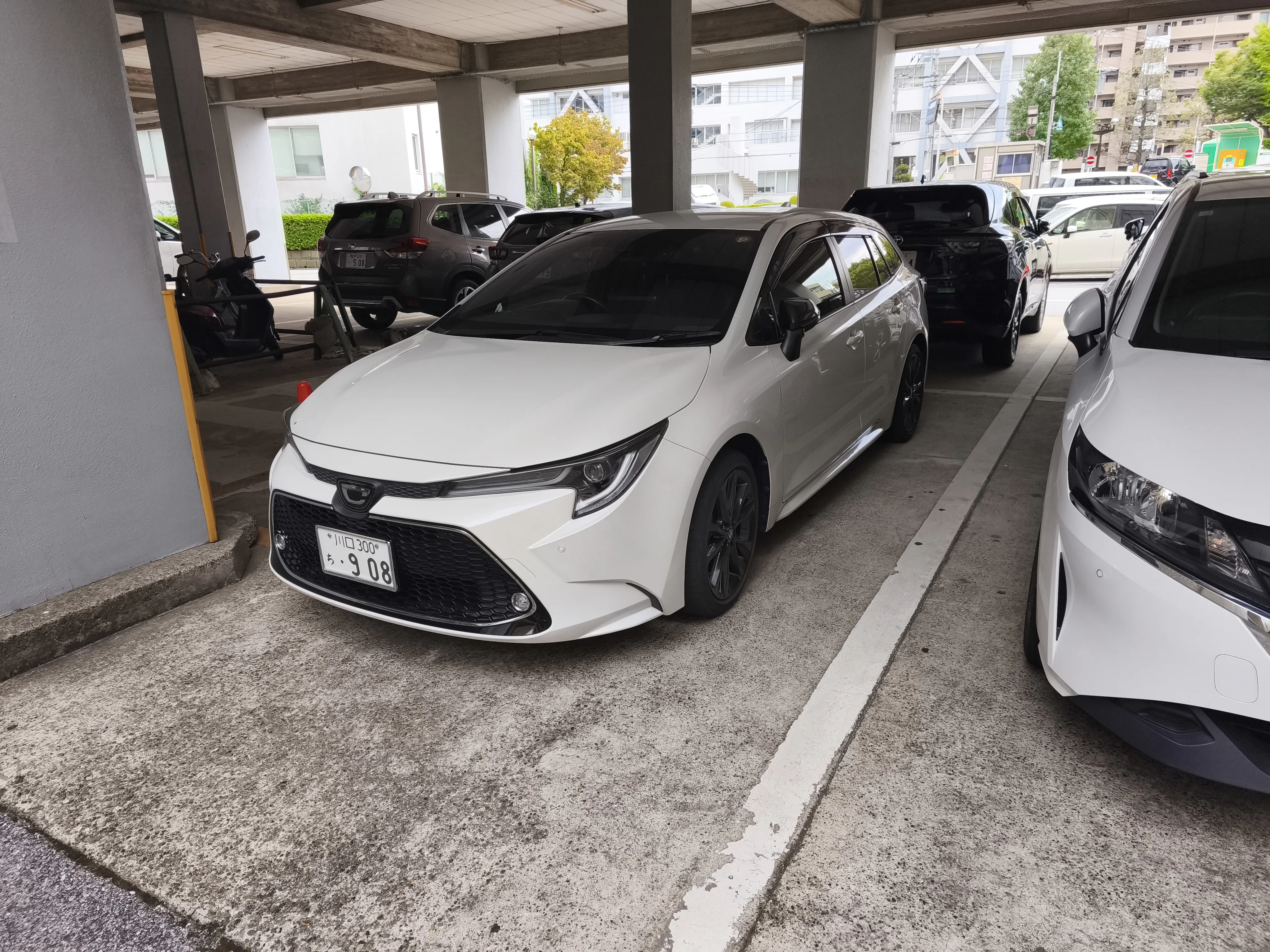 金髪の40代くらいの男