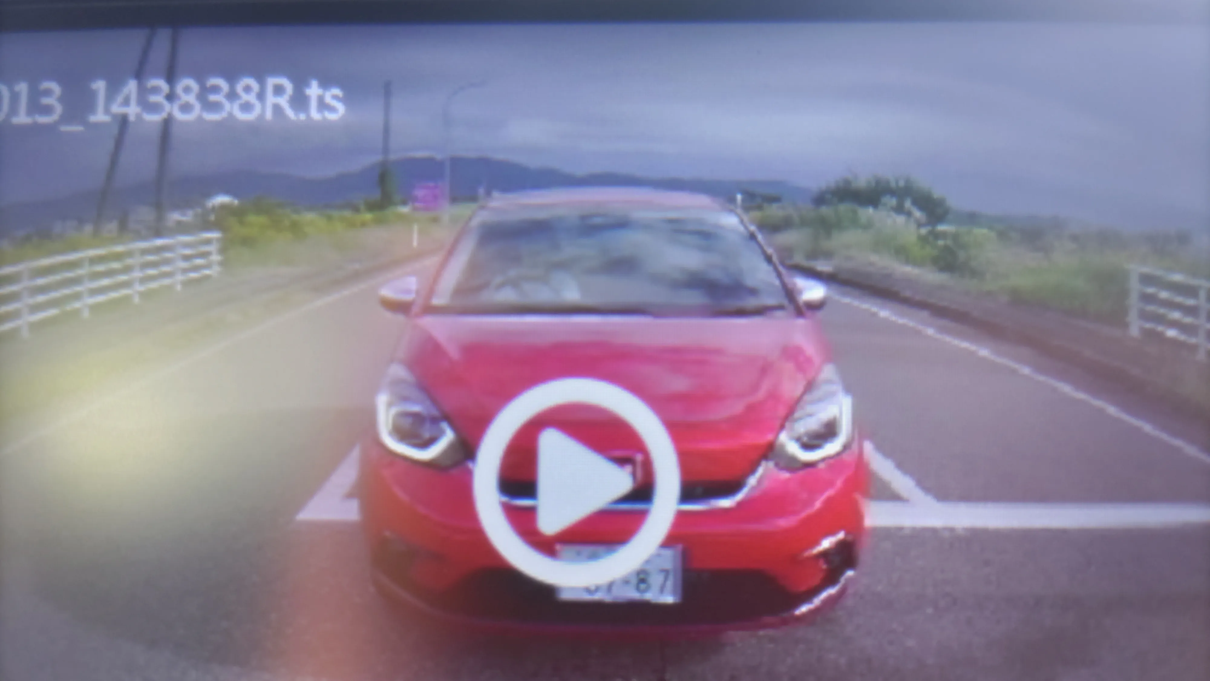 ホンダ　フィット　赤色　前車いる状態で速度が遅かったのにそれを理解せず、煽り運転。こちらが道を変えた後にようやく気づいたのか自分の前車には煽り運転をしなかった。