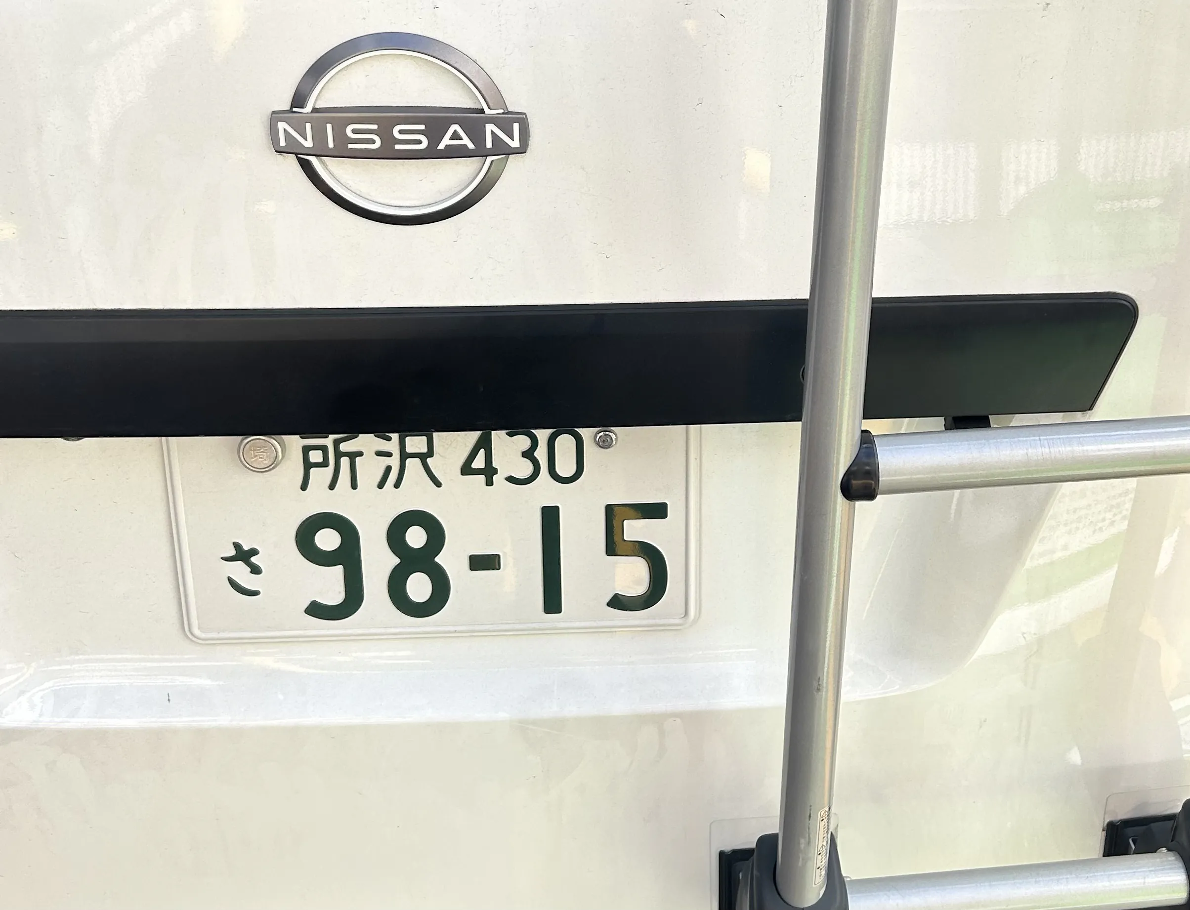 喫煙禁止場所にて喫煙、ポイ捨て。
捨てたもの違うのか？と聞いたら違うと嘘をつく
車内には同じタバコの銘柄