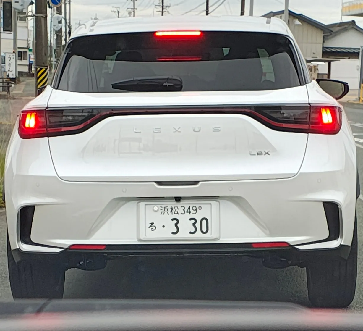 左折しながらウインカーを出す。
しかも歩行者が横断歩道を渡りきるのを待てず、左折先を逆走。
その後は前車にやたら車間を詰めてブレーキ多いわ、ふらつき多いわ
ク◯レクサス