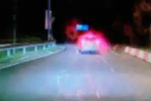 高速道路70の所を60で走って後ろが渋滞しました。車間距離は十分あけてましたが私を意識してるのか一時停止の所も右折レーン寄りで停止案の定ウィンカーあげないで曲がっていき意味不明にブレーキを踏んだりとバカな運転手だと思いました。今時ウィンカーが付いてない安い車もあるんだとおもいました(笑)。