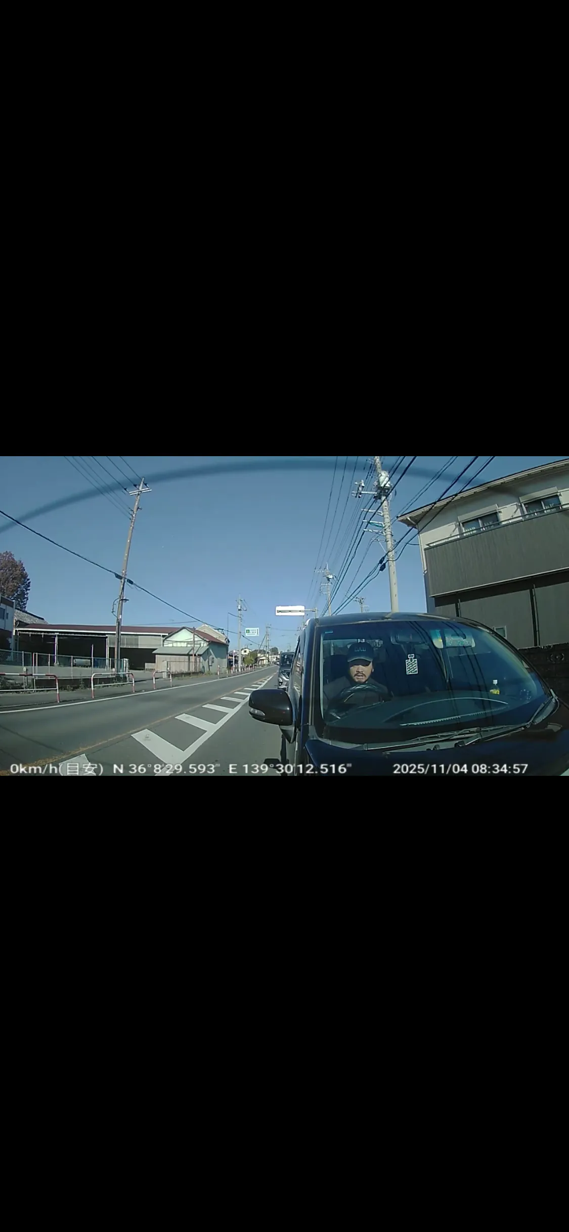 2025年11月4日午前8時34分頃、埼玉県行田市下須戸974交差点付近で信号待ちしている車に後ろから衝突、反対車線に逃走？