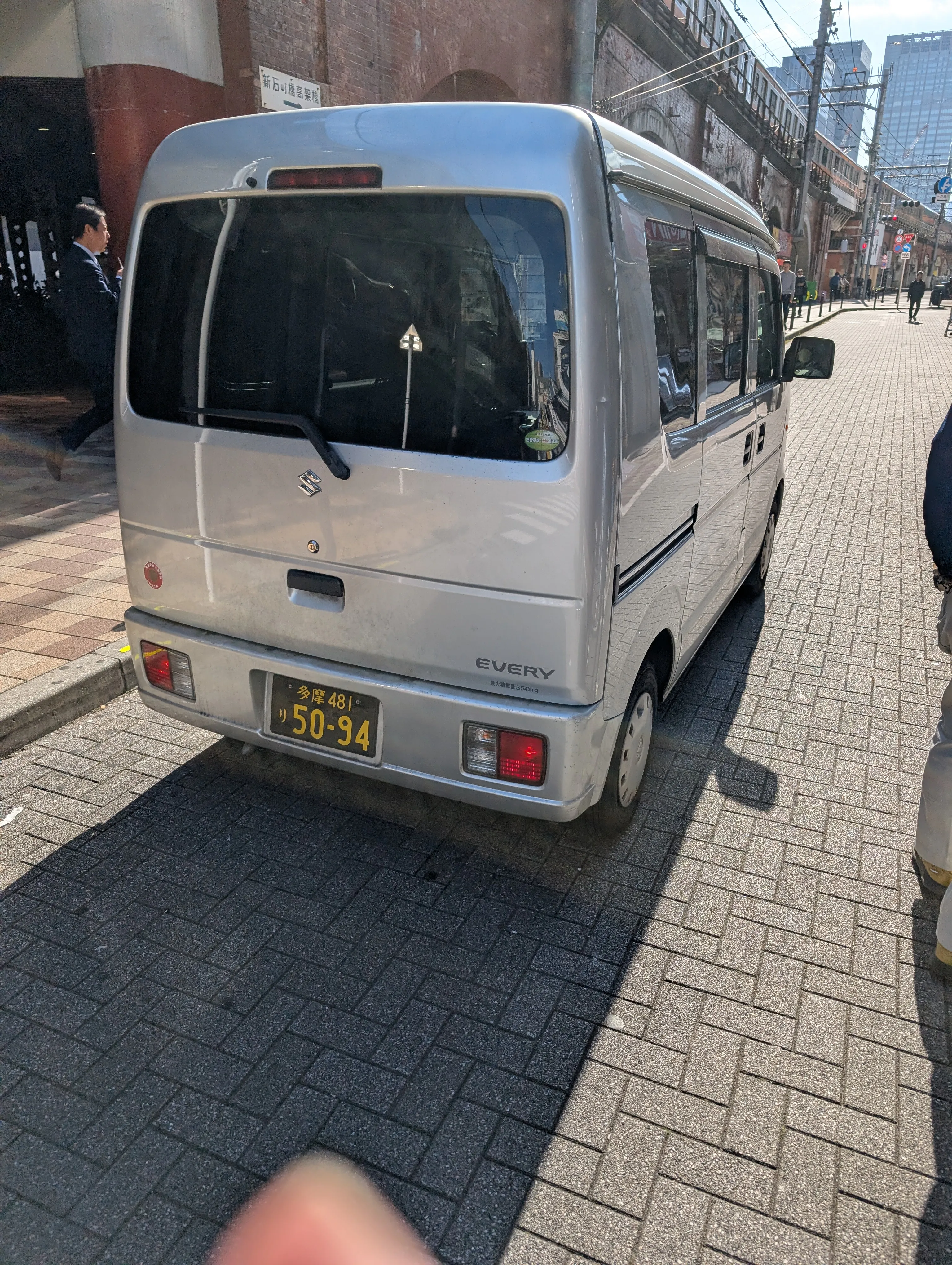 JR神田駅前、横断歩道を横断中に歩行者を煽ります。
カバンにミラーが触れたがアクセル全開で
無視逃走。
70〜80代男性