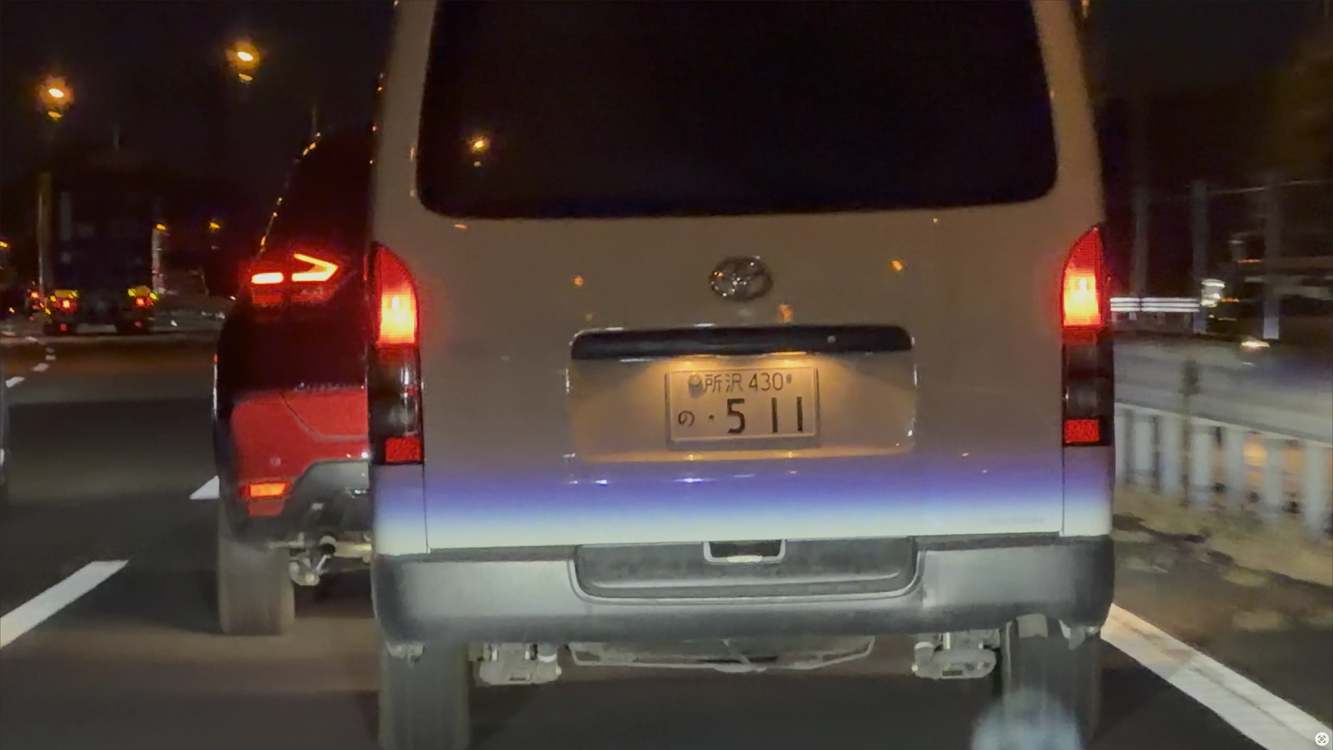 関越自動車道を走行中の事。後続の車間を詰めてきて、乱暴に追い抜いて行き。
 その後自車（私）は車線変更をしたが、車をぶつける寸前まで幅寄せしてきた悪質なドライバー。
頭に来てクラクション鳴らし、ハイビームで少し追跡するも、気が狂ったように逃げていた。このハイエースに乗ってる輩、いつか事故れば良い。会社の車なのだろう。
他車にも問答無用で煽りたおし、退かしていた。