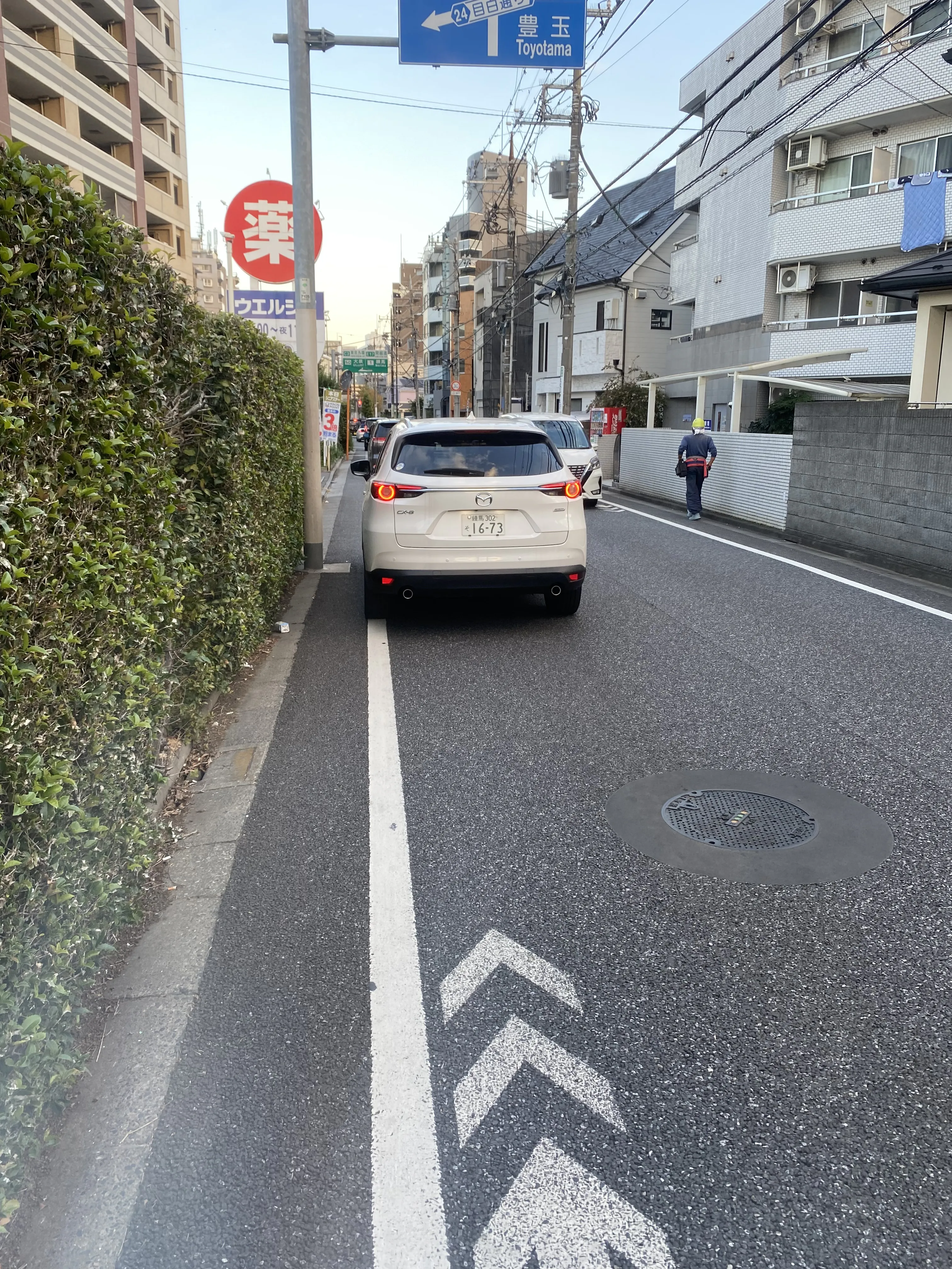 2025/11/15、道路歩行中に左側のミラーと当方の体が接触。こちらが接触にびっくりして立ち止まっていたら、さっさと行ってしまいました。