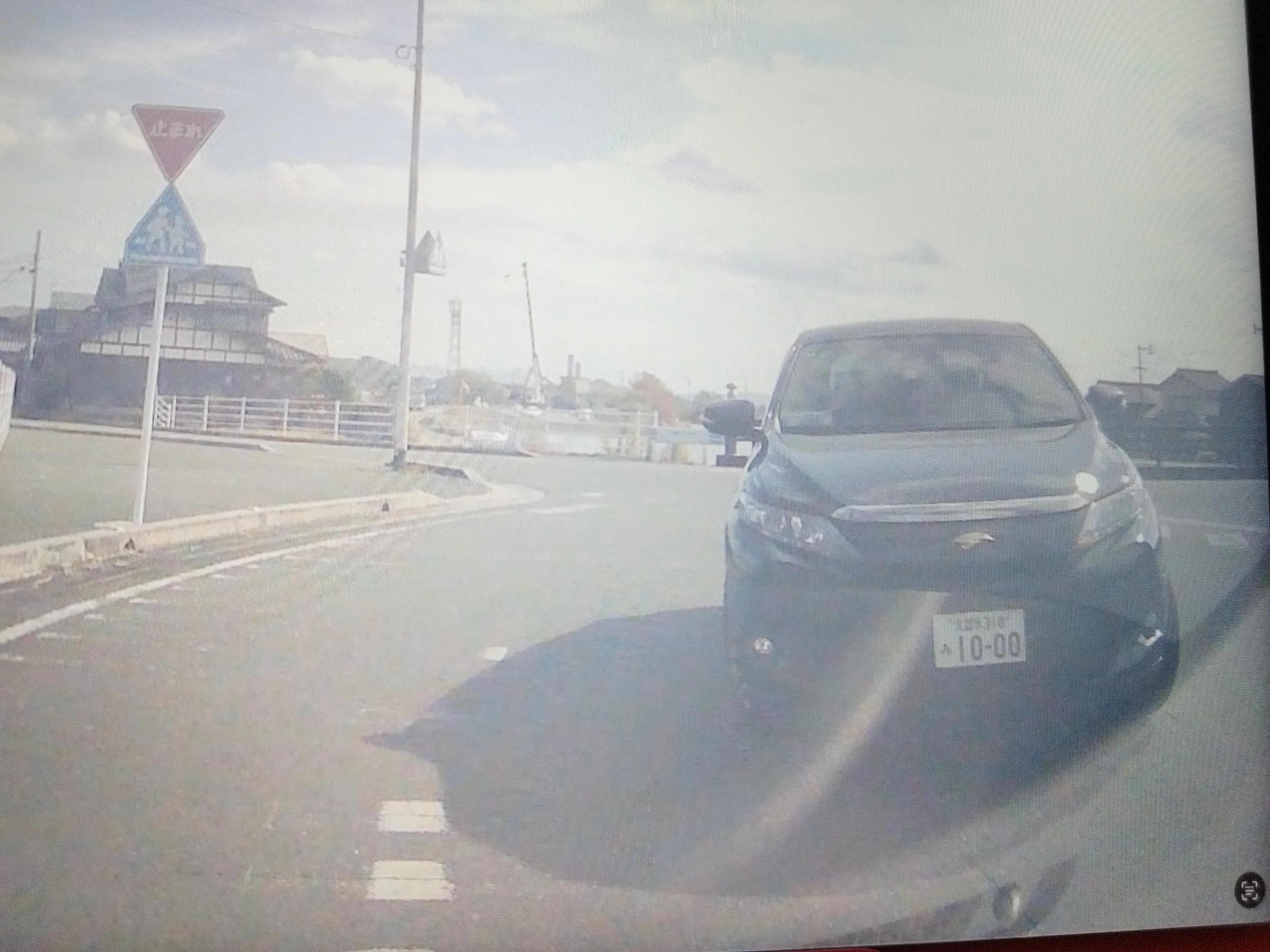 スピード出しすぎて膨らんで左折し危うくぶつかってきそうになった。旧型ハリアー、20代チャラチャラチンピラ男