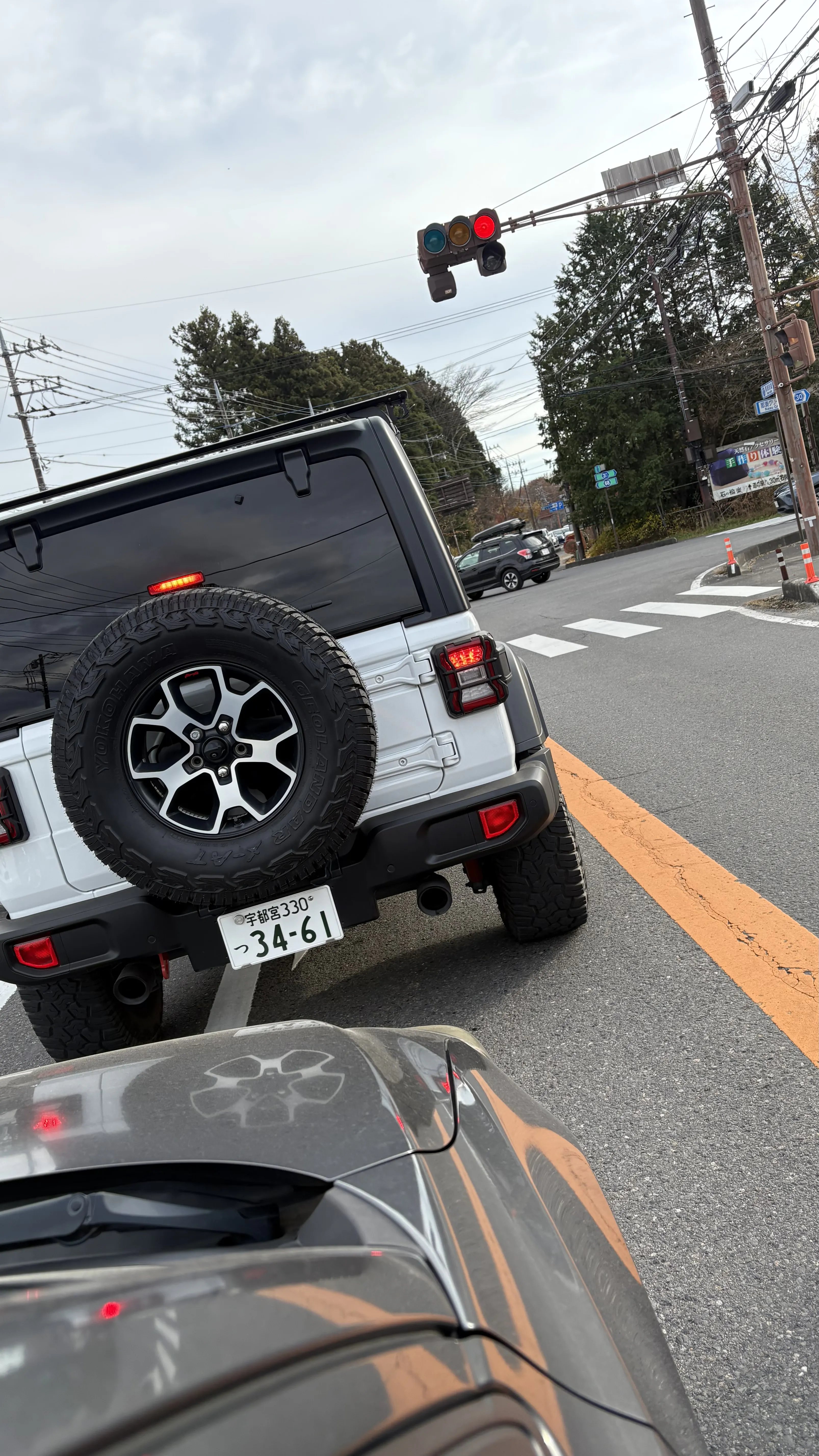 渋滞した交差点内、信号直前の追い越し禁止の右折車線で無理な割り込み。