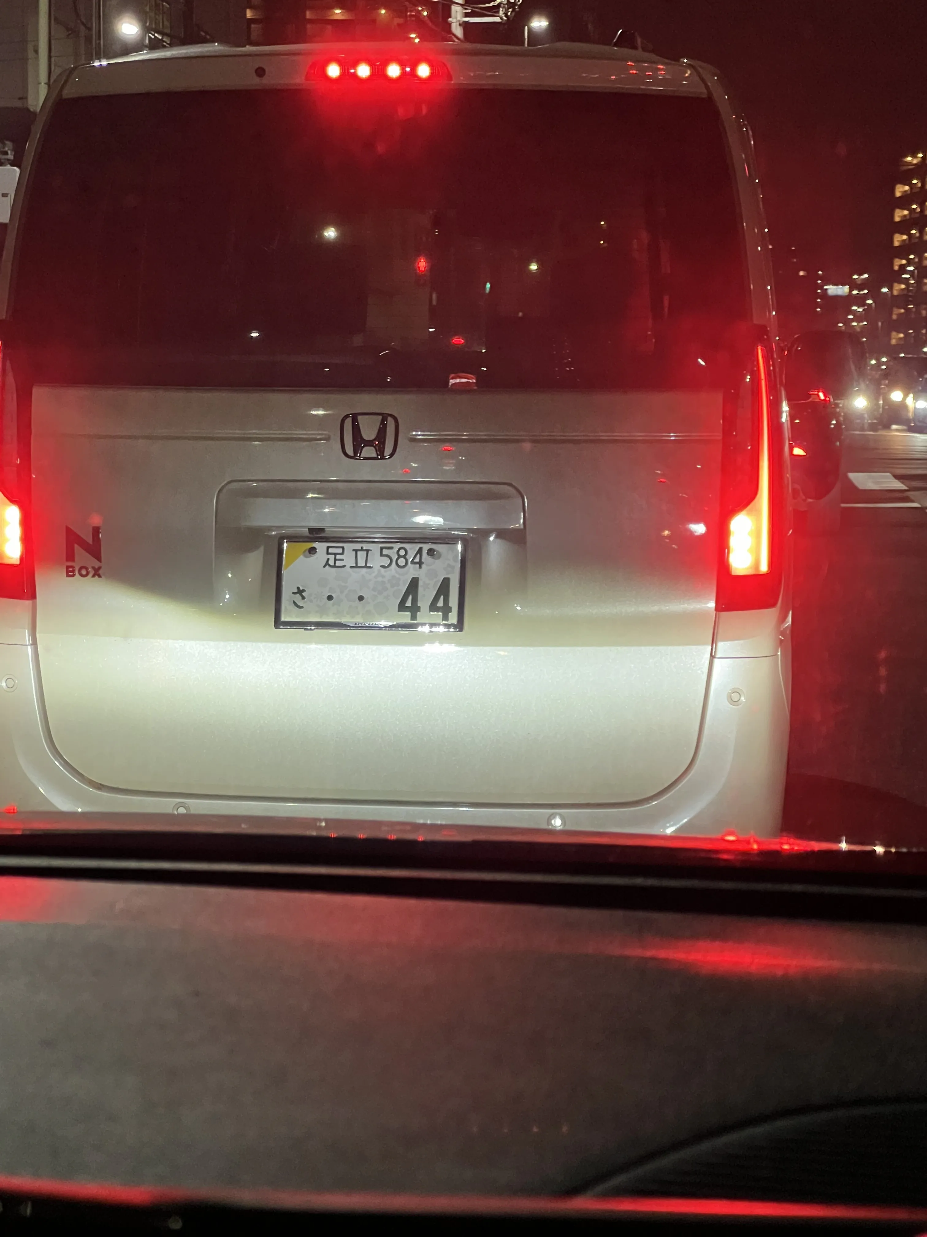 交差点直前、車線変更禁止区間で無理矢理割込。
その後二車線道路を低速走行、交差点右折をウィンカー無しで走行。