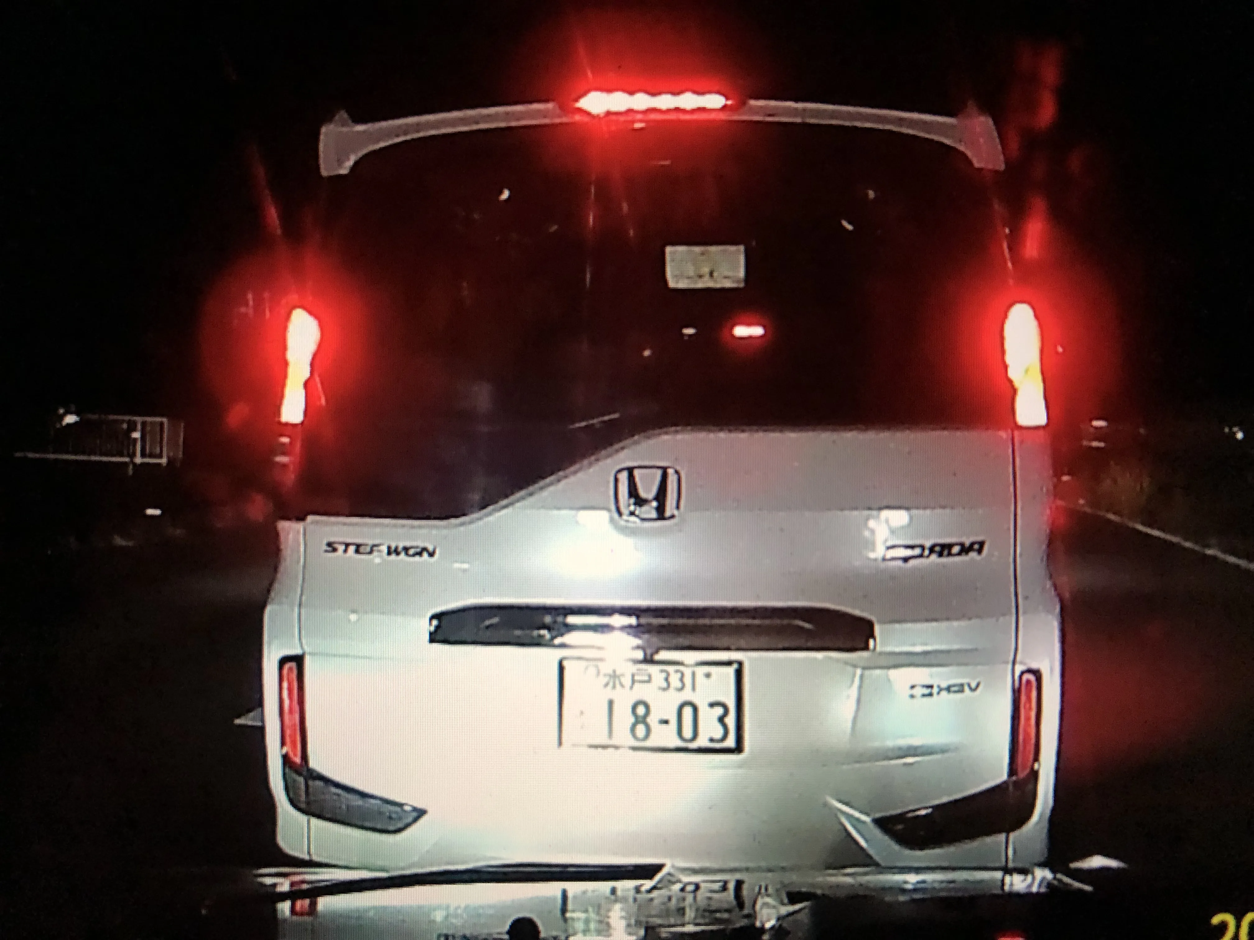 右折レーンで当方が右折先の第1通行帯に入ろうとしたところ、右から幅寄せしながら右折して第2通行帯に入ってきたRP型のステップワゴン。こちらが急ブレーキで回避しなかったら間違いなく接触していた。

ただ単に下手糞なのか悪意でやったのかは知らないが2度と公道に出てくるな。