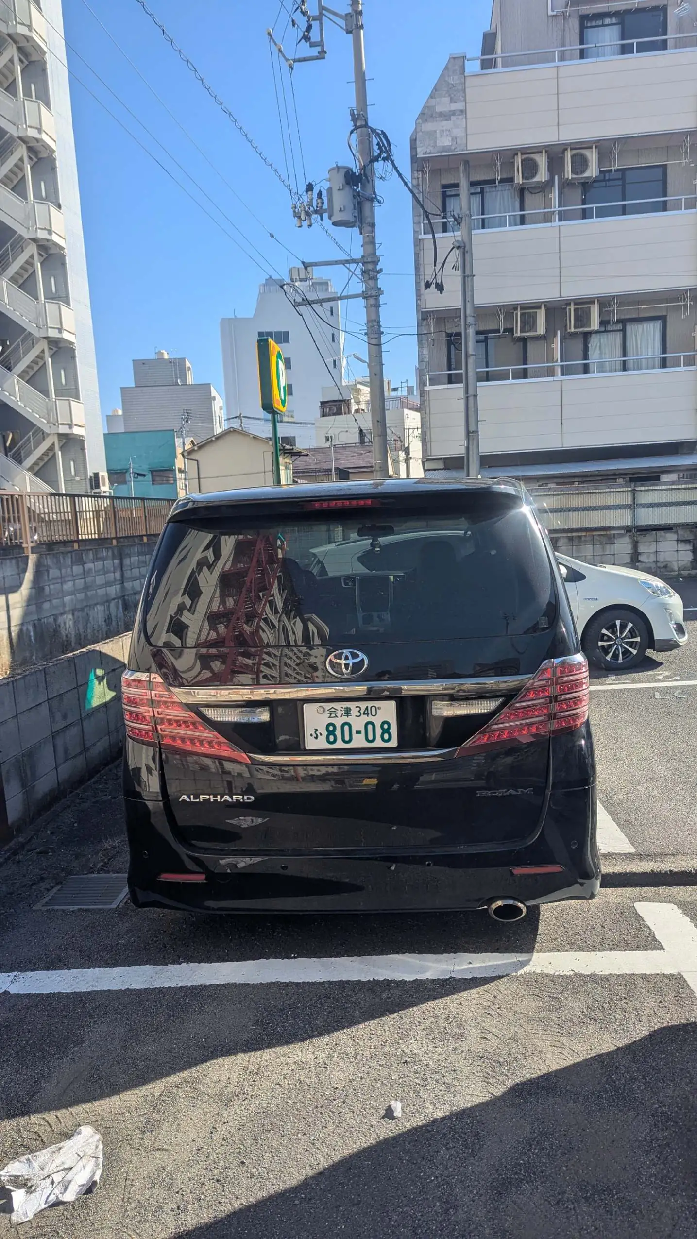 契約駐車場にも関わらず勝手に停めているアルファード
車高若干低め
いつものバカ芳香剤がフロントミラーに掛かっている