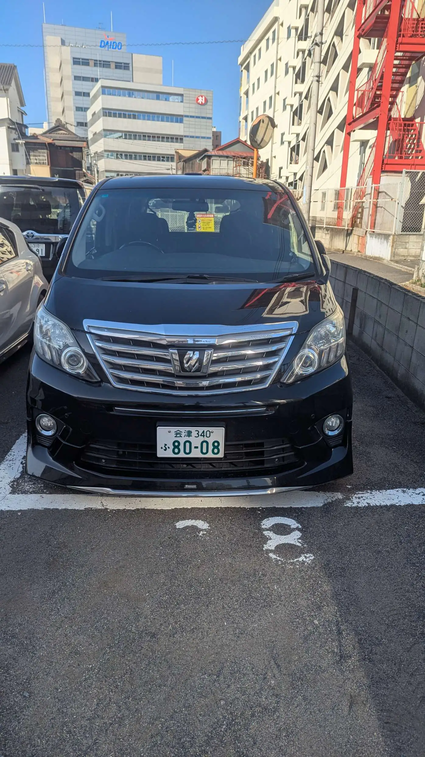 契約駐車場にも関わらず勝手に停めてるアルファード
車高若干低め
いつものバカ芳香剤がフロントミラーに掛かっている